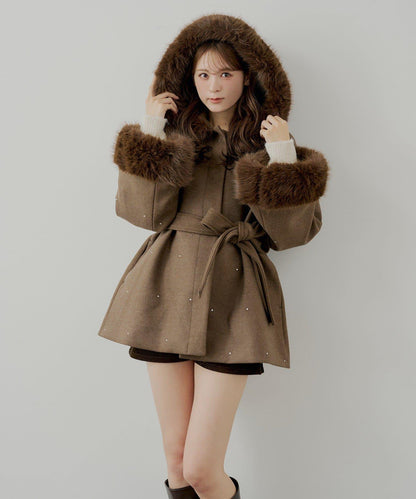 鑲嵌寶石毛絨領斗篷大衣