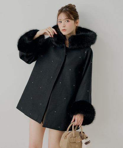 鑲嵌寶石毛絨領斗篷大衣