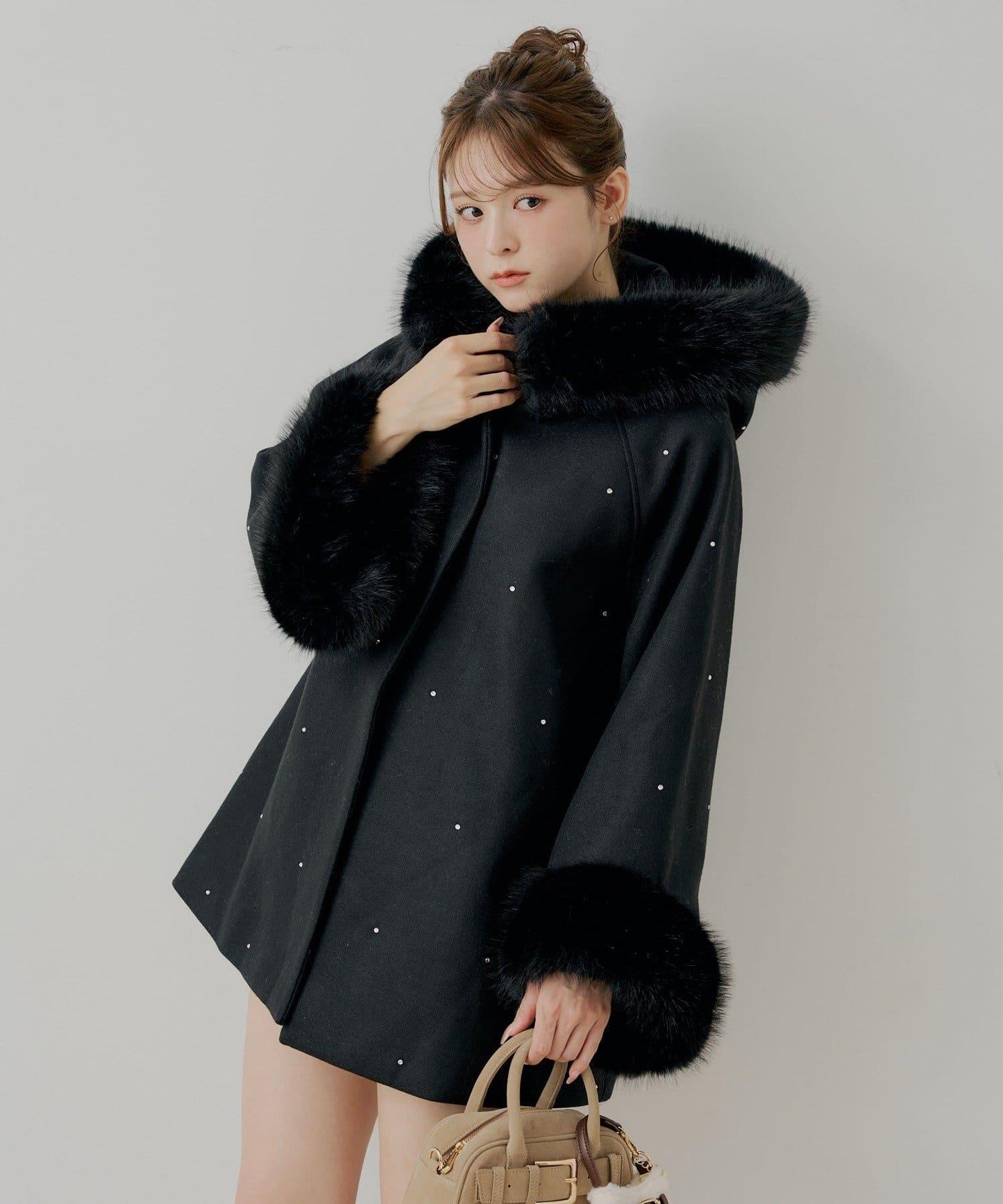 鑲嵌寶石毛絨領斗篷大衣