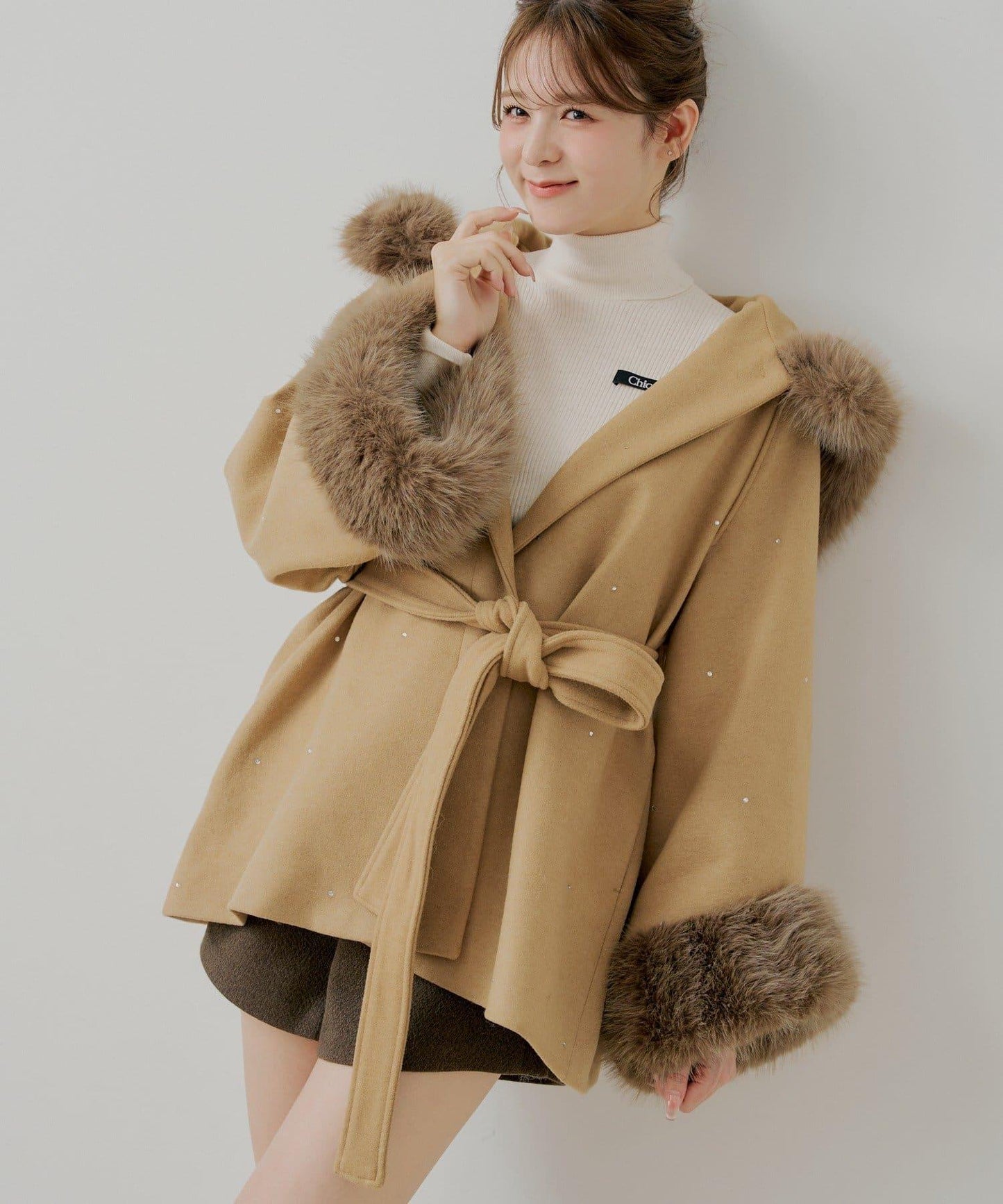 鑲嵌寶石毛絨領斗篷大衣