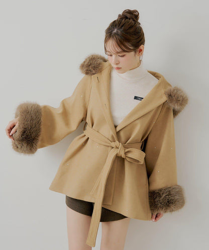 鑲嵌寶石毛絨領斗篷大衣