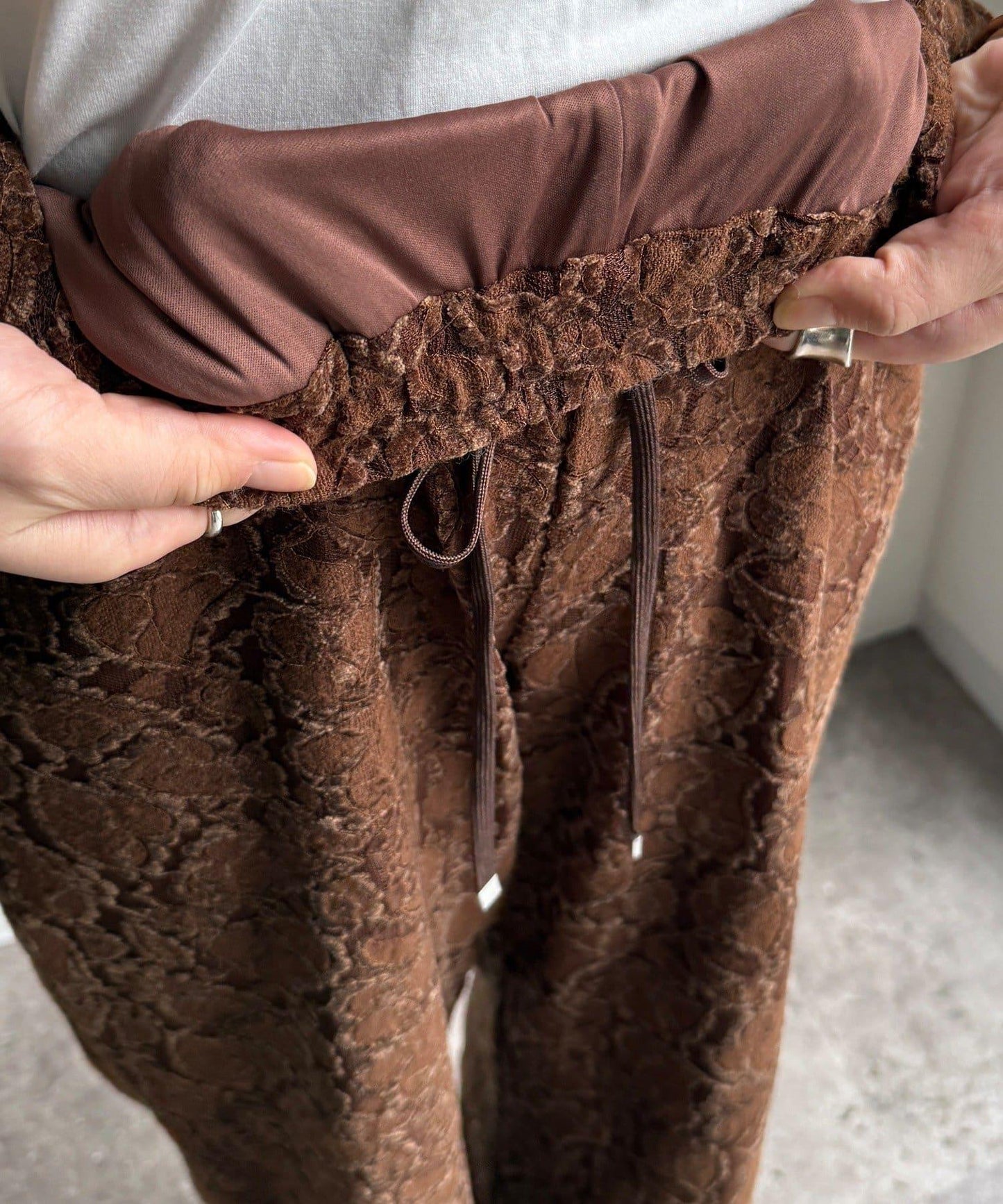 磨毛蕾絲休閒褲