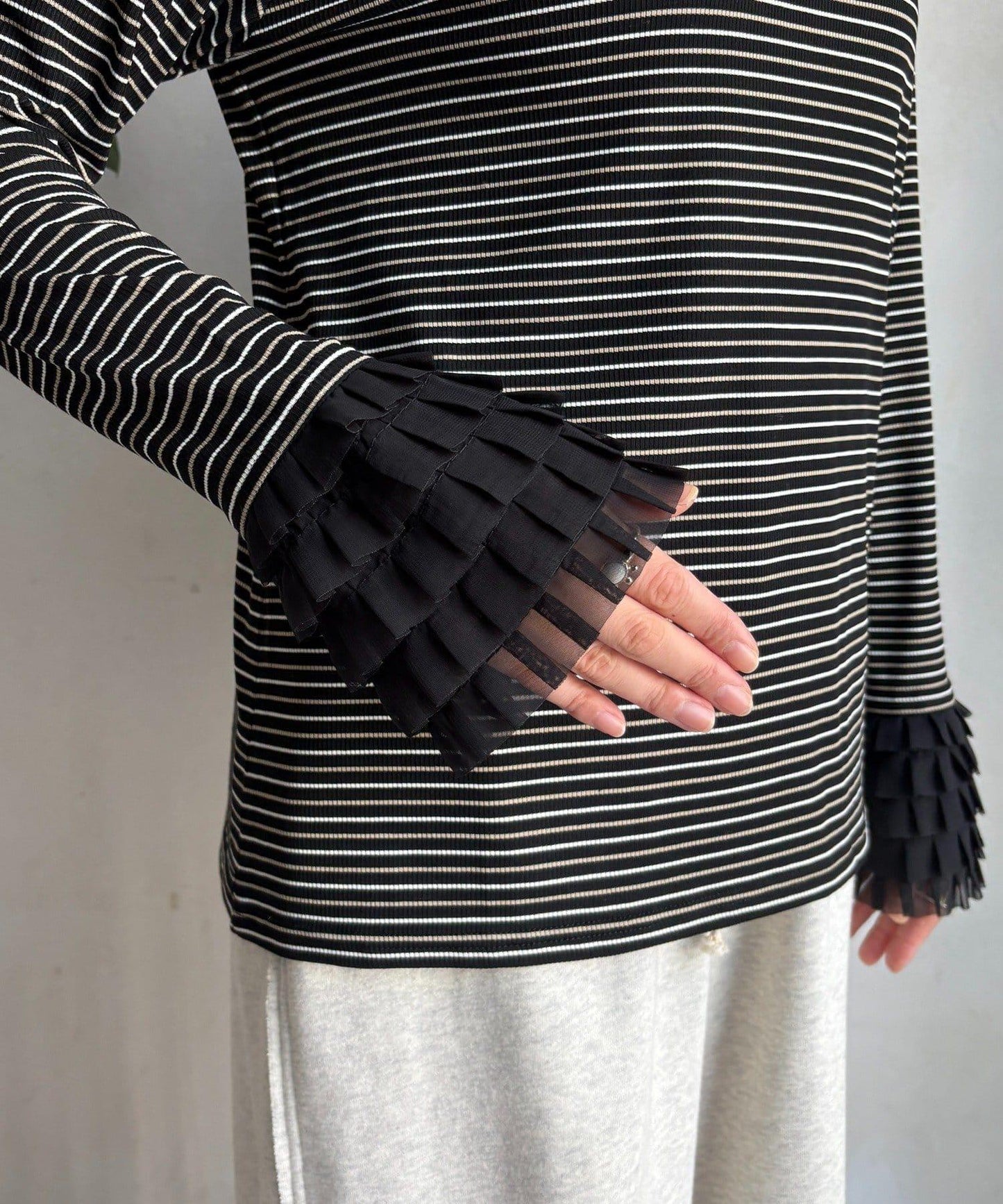 袖部荷葉邊上衣