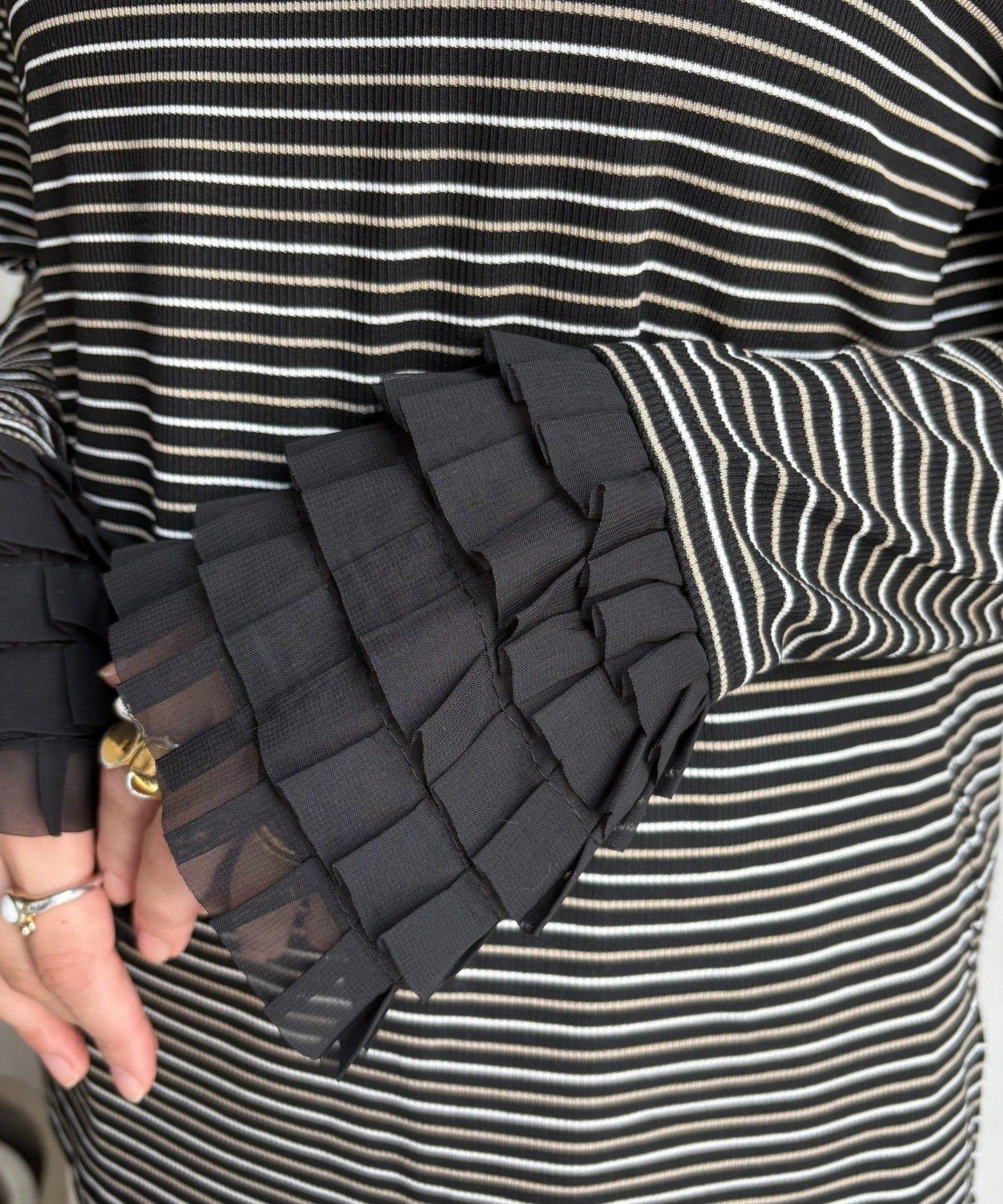 袖部荷葉邊上衣