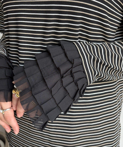 袖部荷葉邊上衣