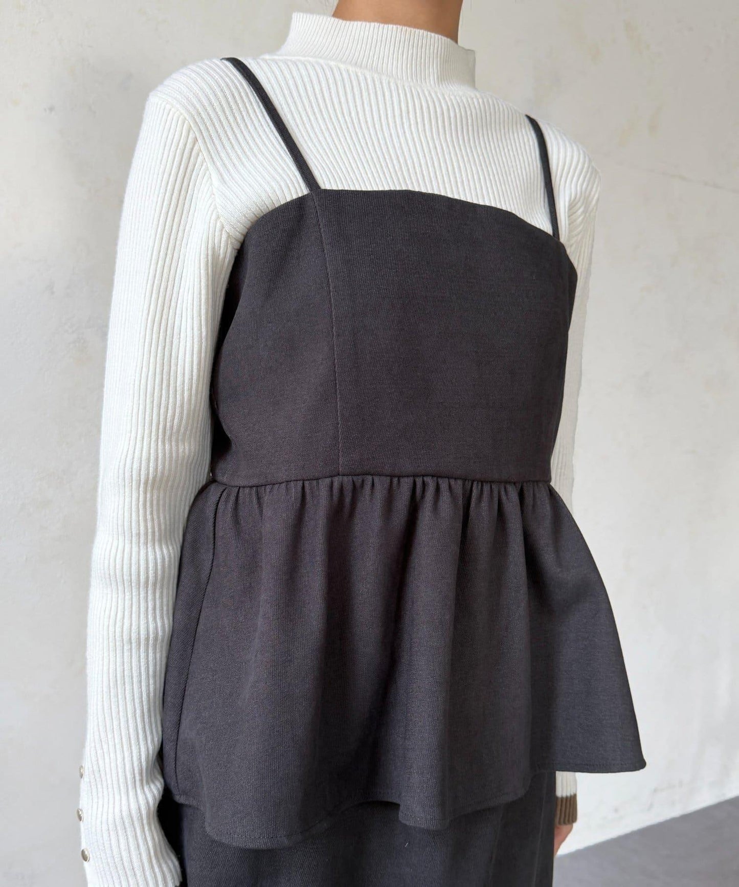 吊帶荷葉邊上衣×修身長裙