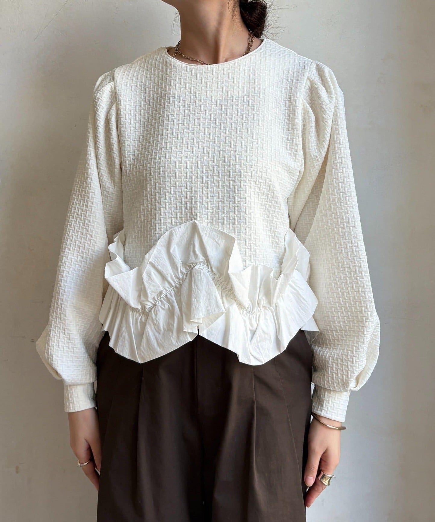 提花面料下襬荷葉邊上衣