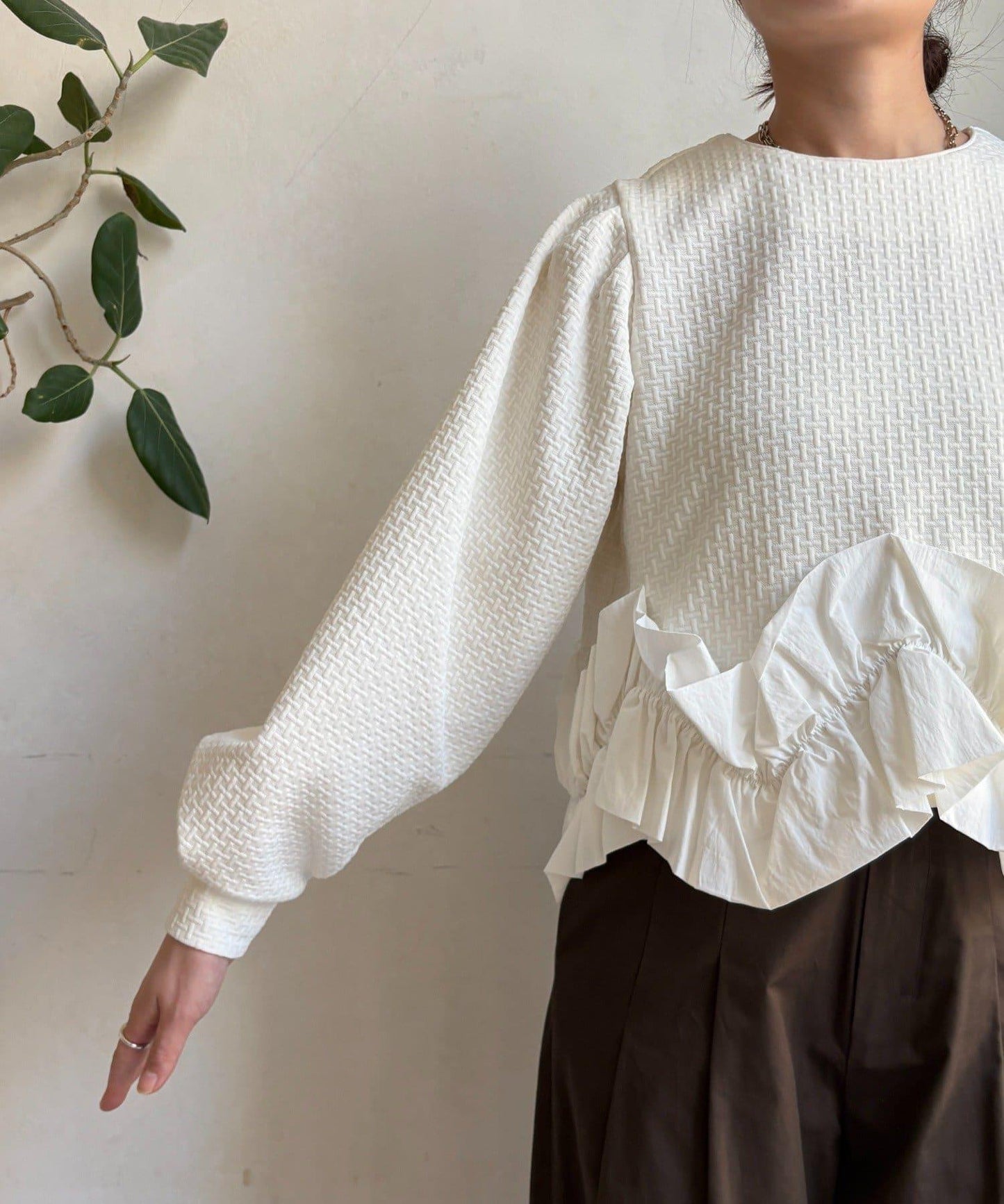 提花面料下襬荷葉邊上衣