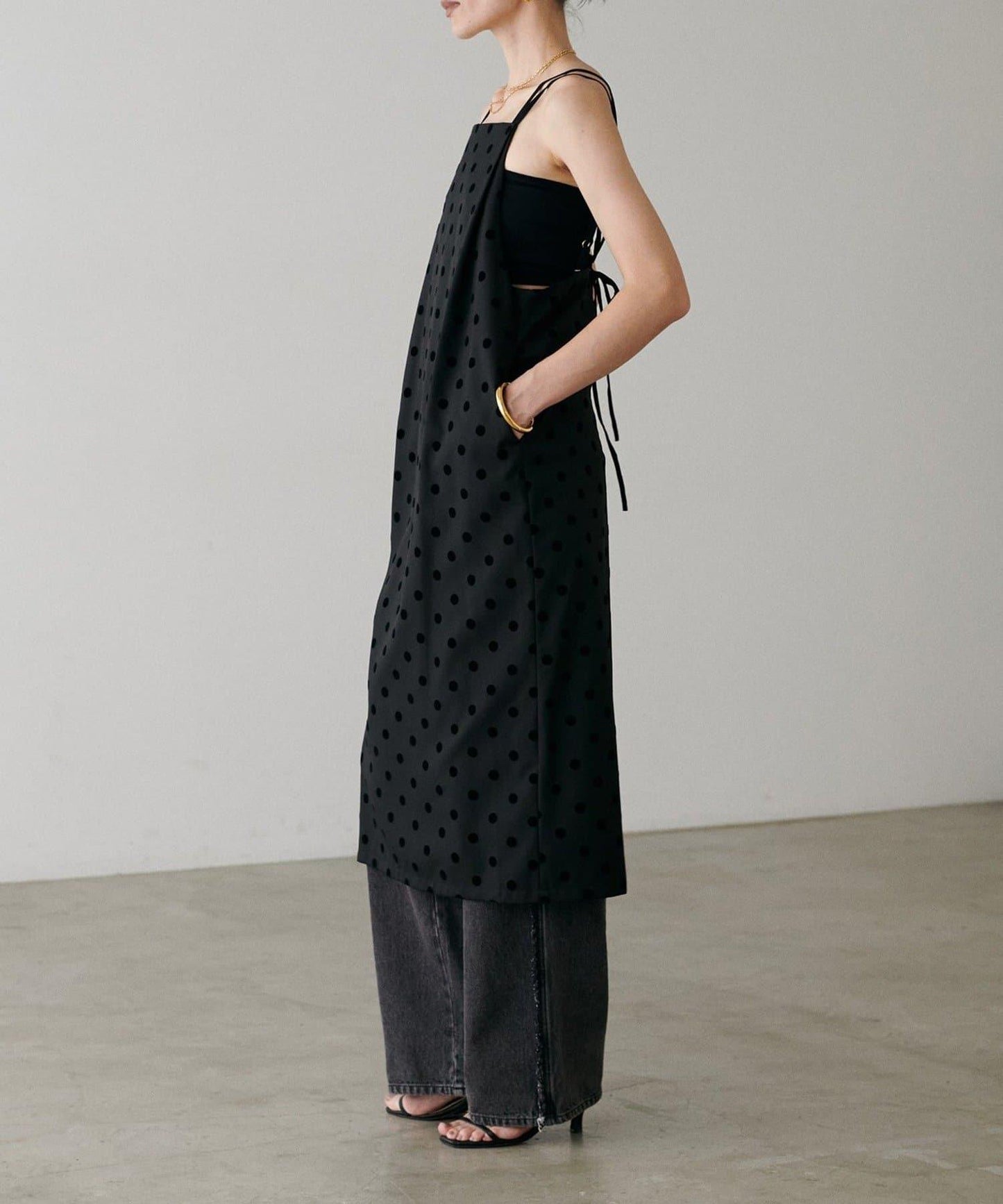 【LARUTA】斜紋植絨波點吊帶連衣裙