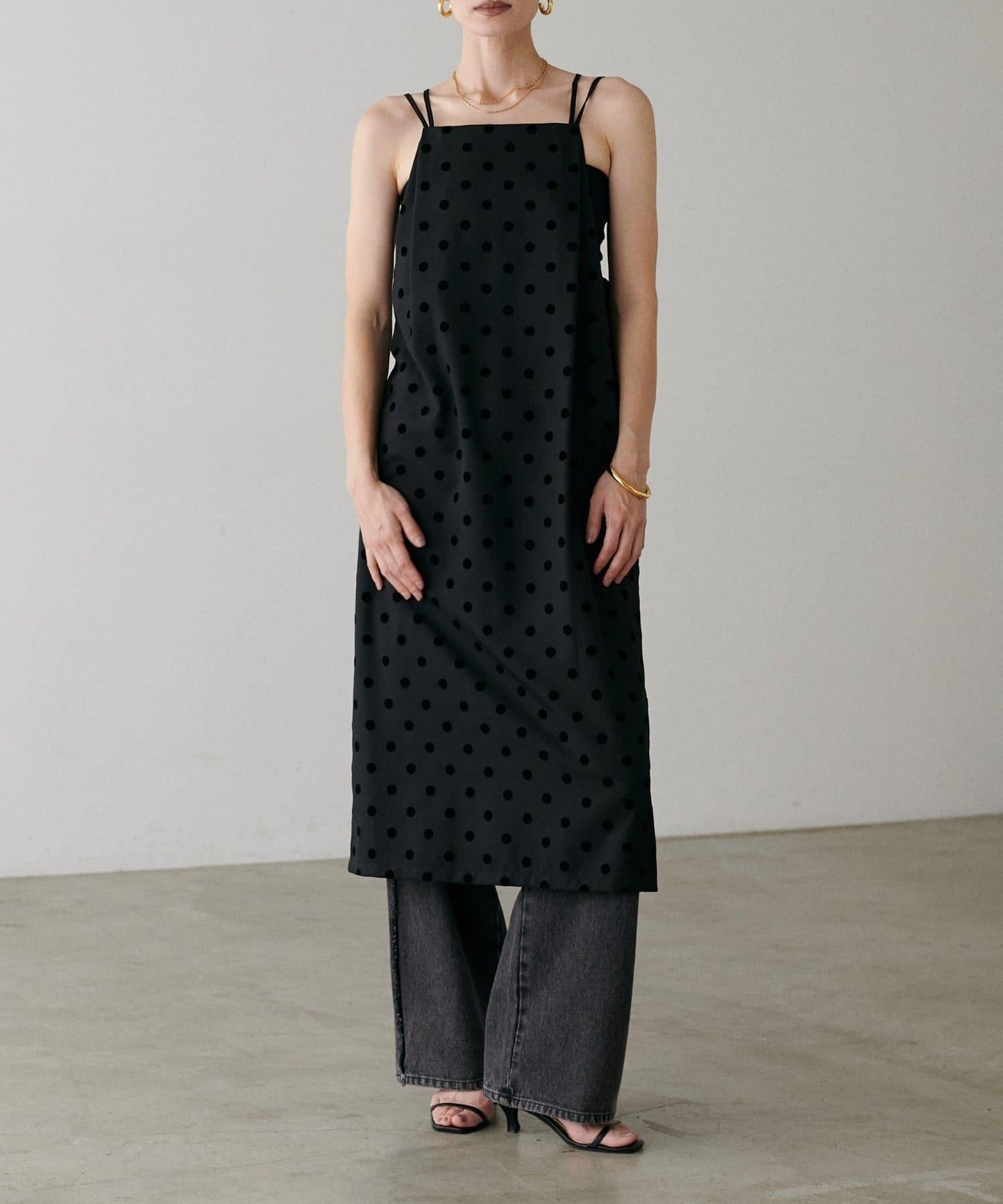 【LARUTA】斜紋植絨波點吊帶連衣裙