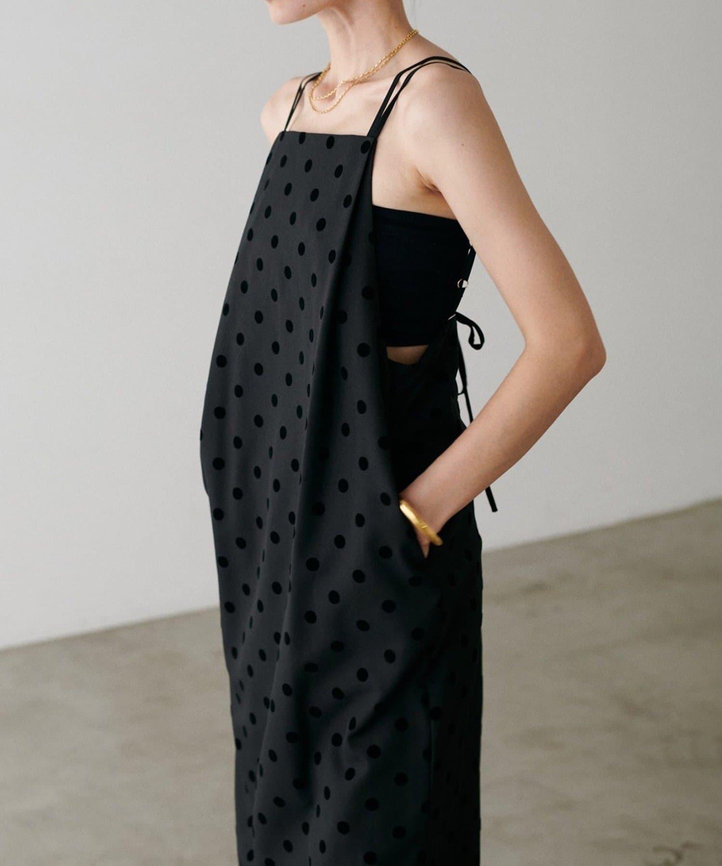 【LARUTA】斜紋植絨波點吊帶連衣裙