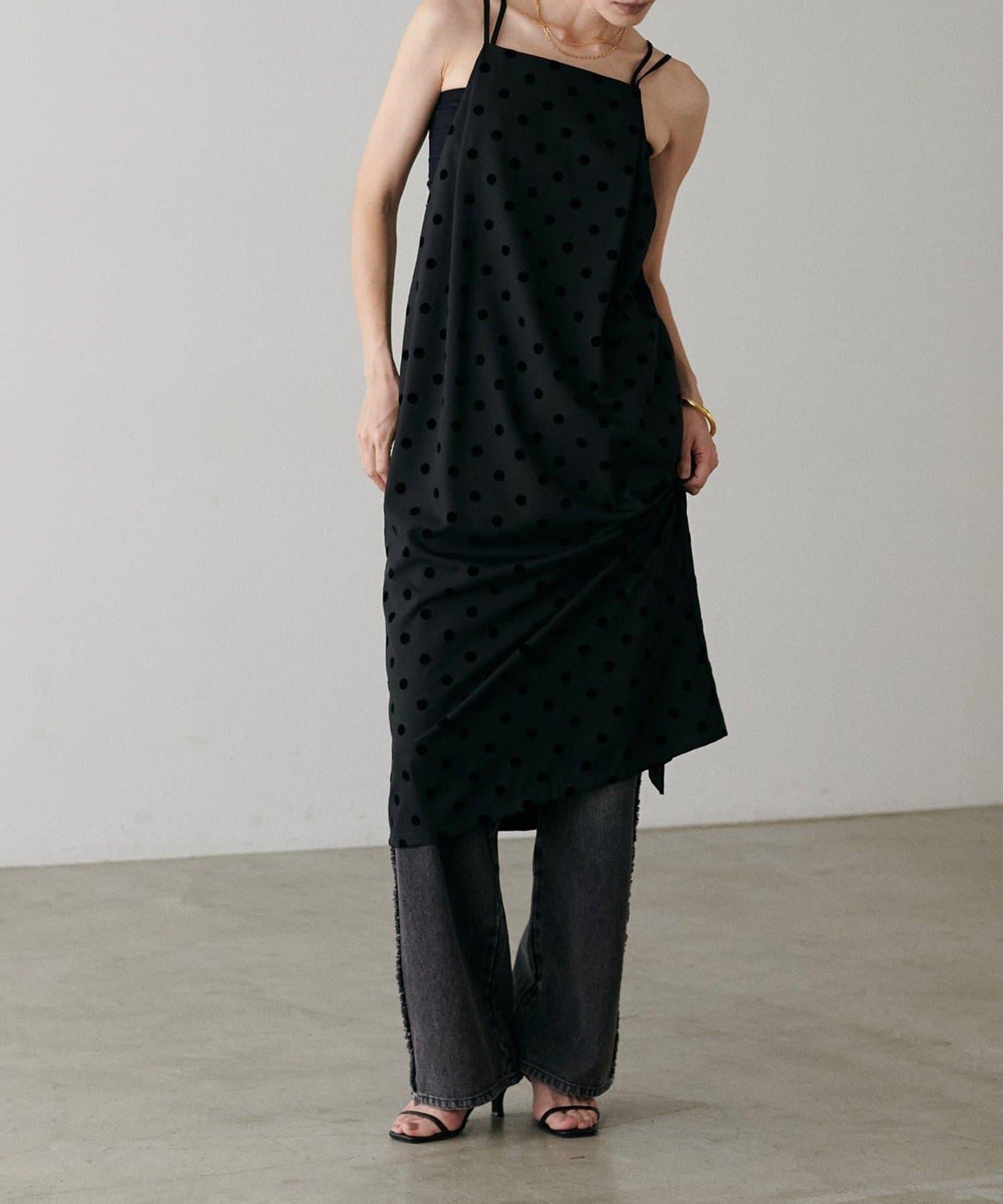 【LARUTA】斜紋植絨波點吊帶連衣裙