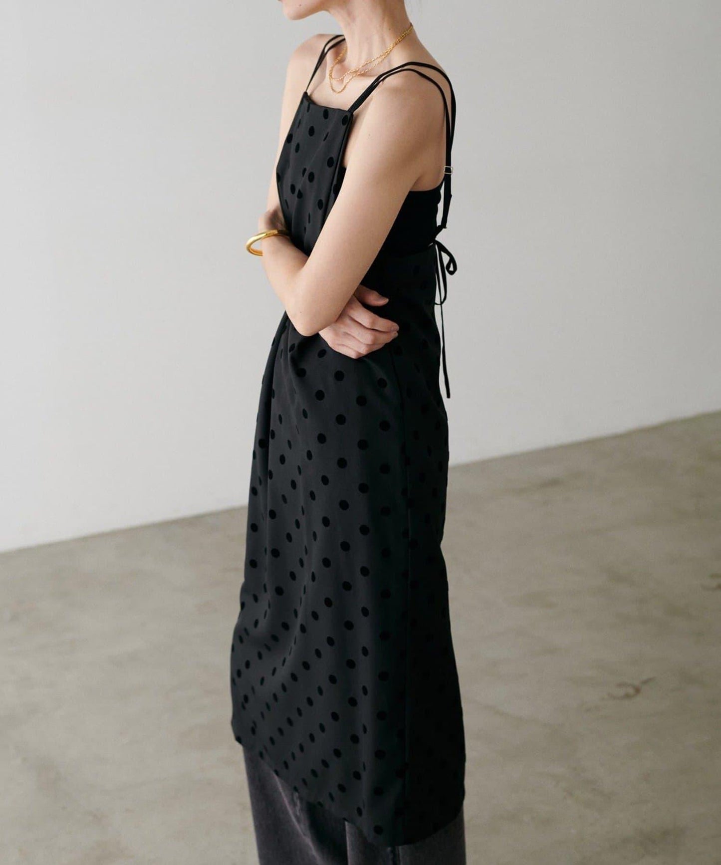 【LARUTA】斜紋植絨波點吊帶連衣裙