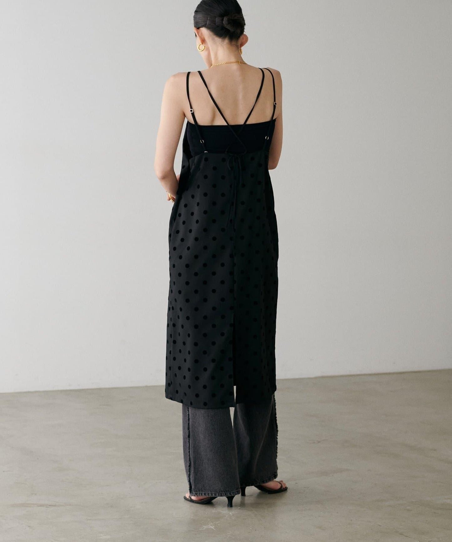 【LARUTA】斜紋植絨波點吊帶連衣裙