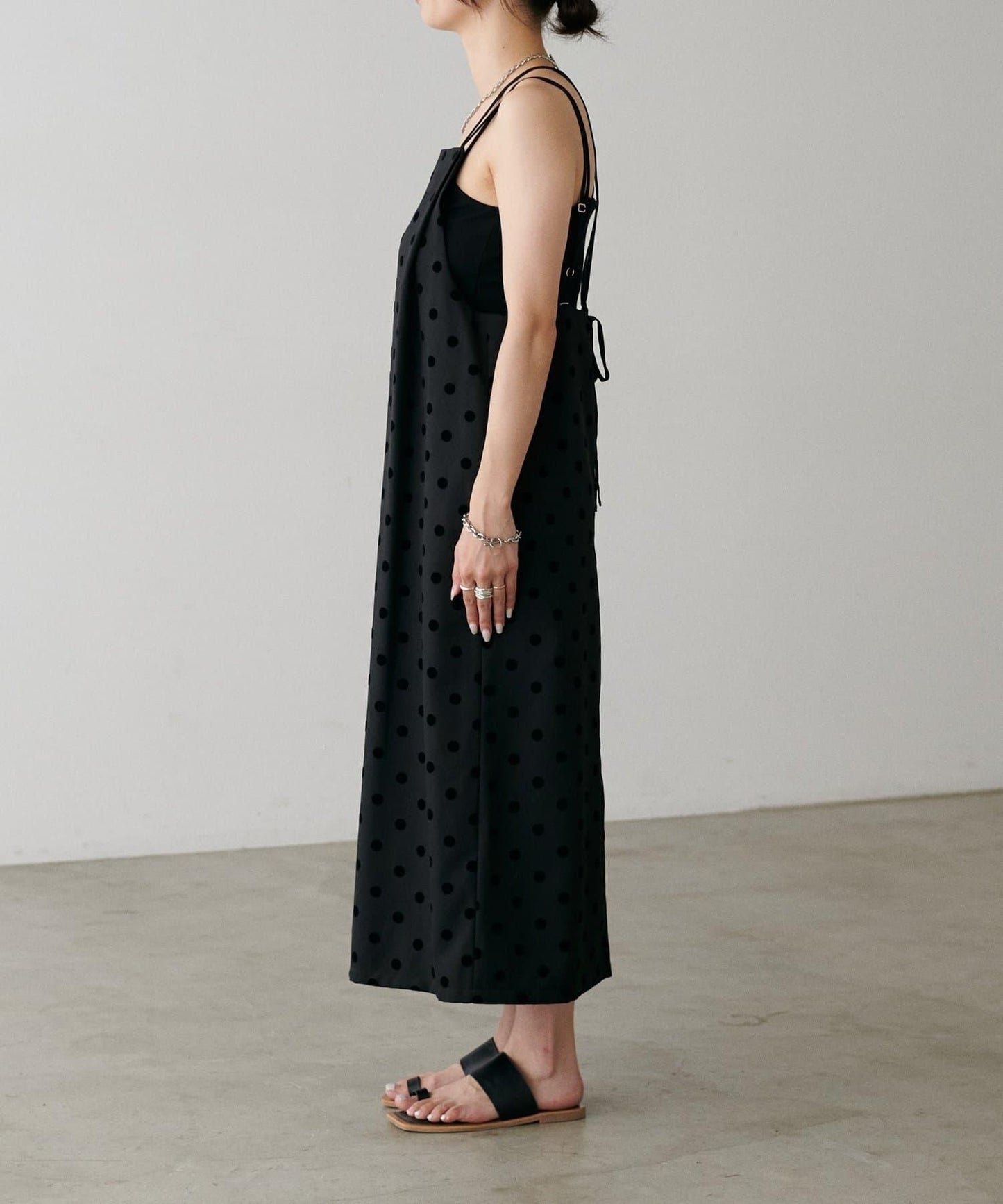 【LARUTA】斜紋植絨波點吊帶連衣裙