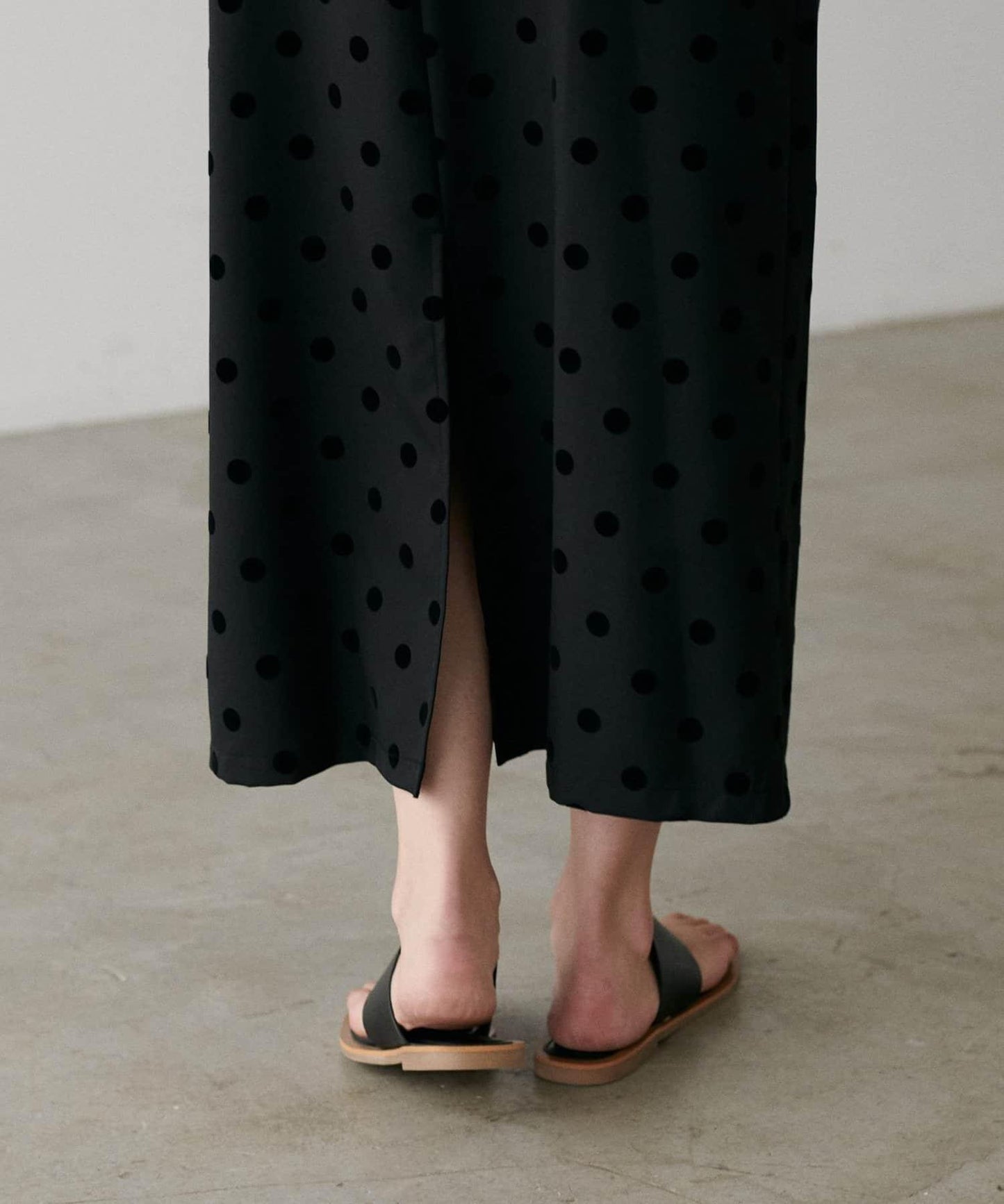 【LARUTA】斜紋植絨波點吊帶連衣裙