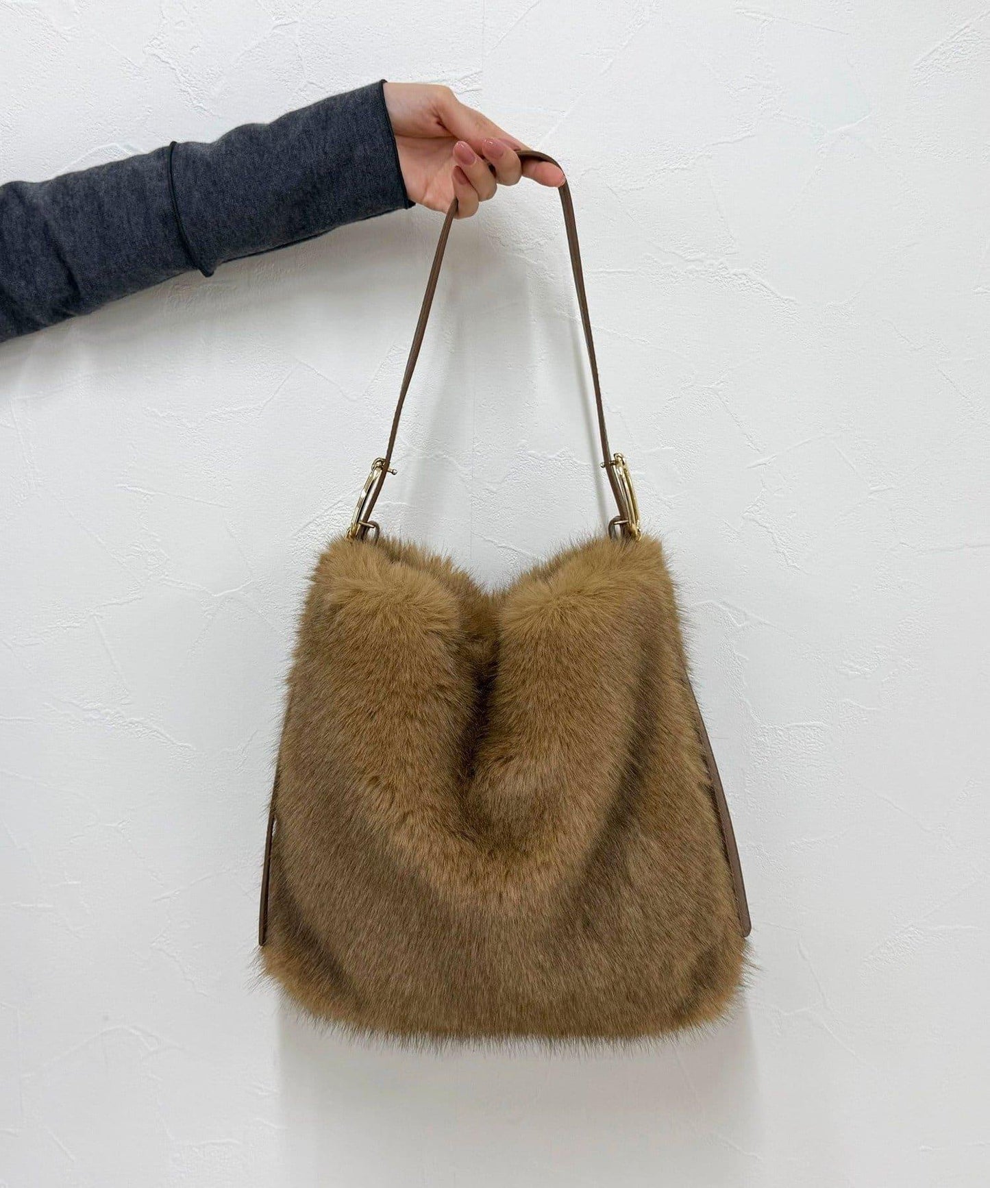 帶扣單手柄毛絨托特包