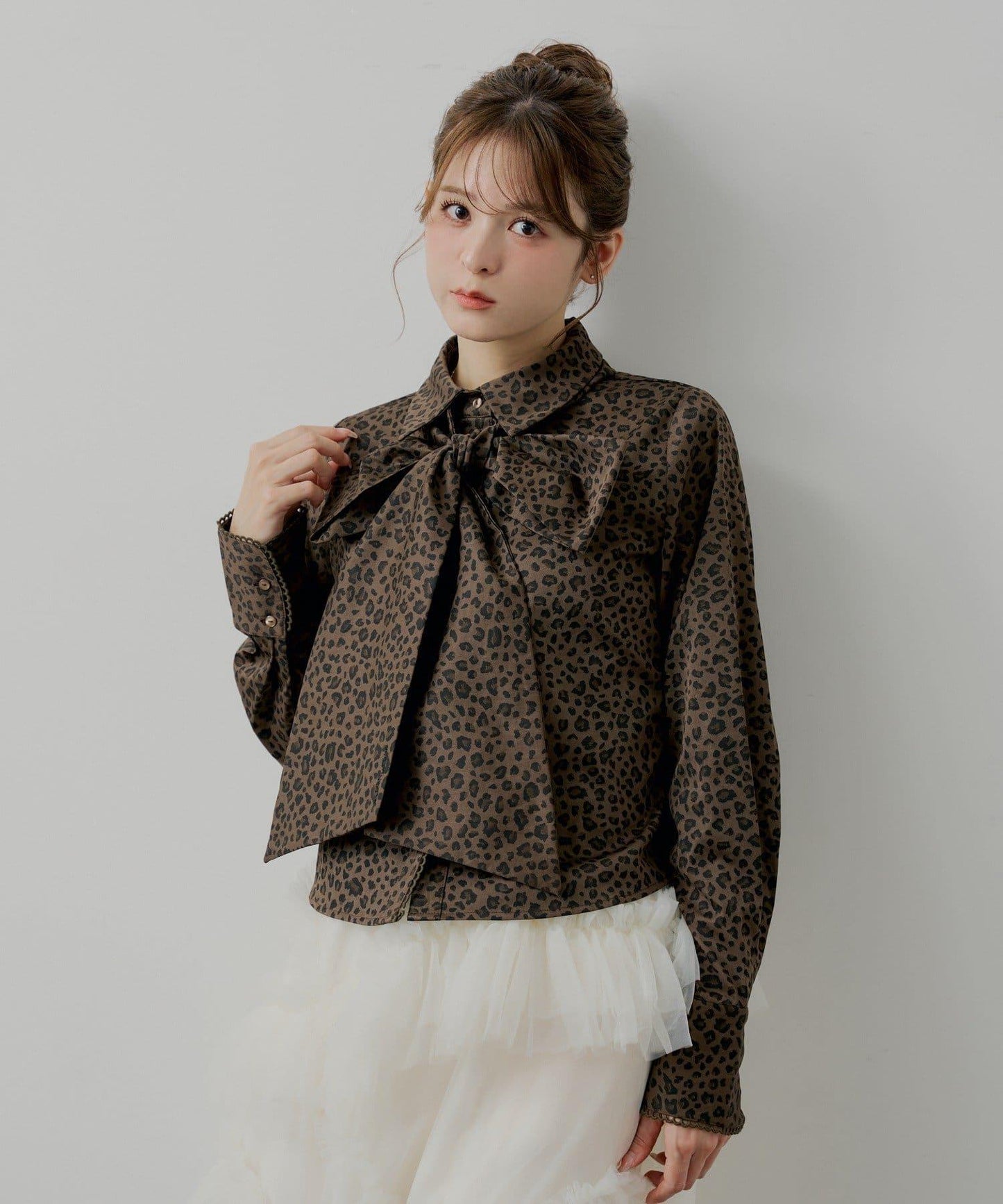 【SALON by Chico】帶蝴蝶結蕾絲設計襯衫