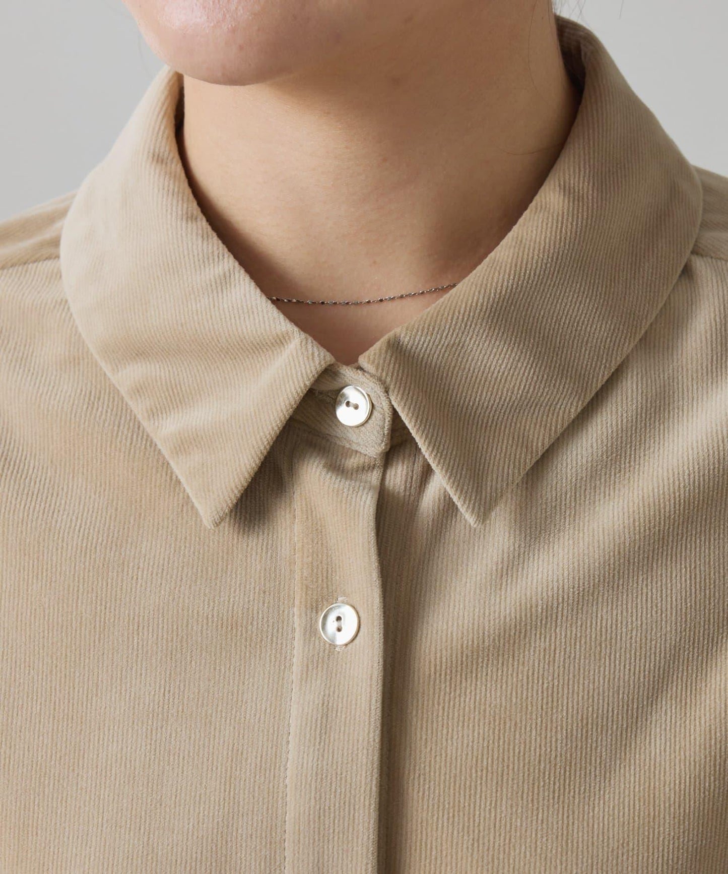 金屬紐扣燈芯絨襯衫