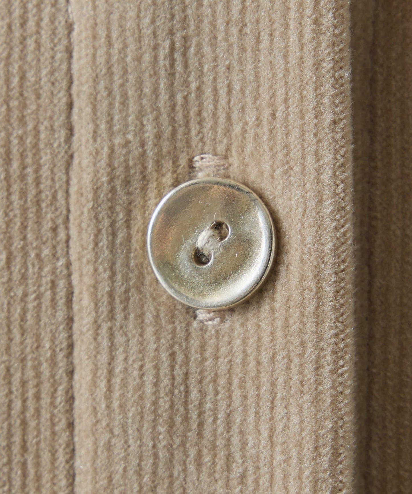 金屬紐扣燈芯絨襯衫