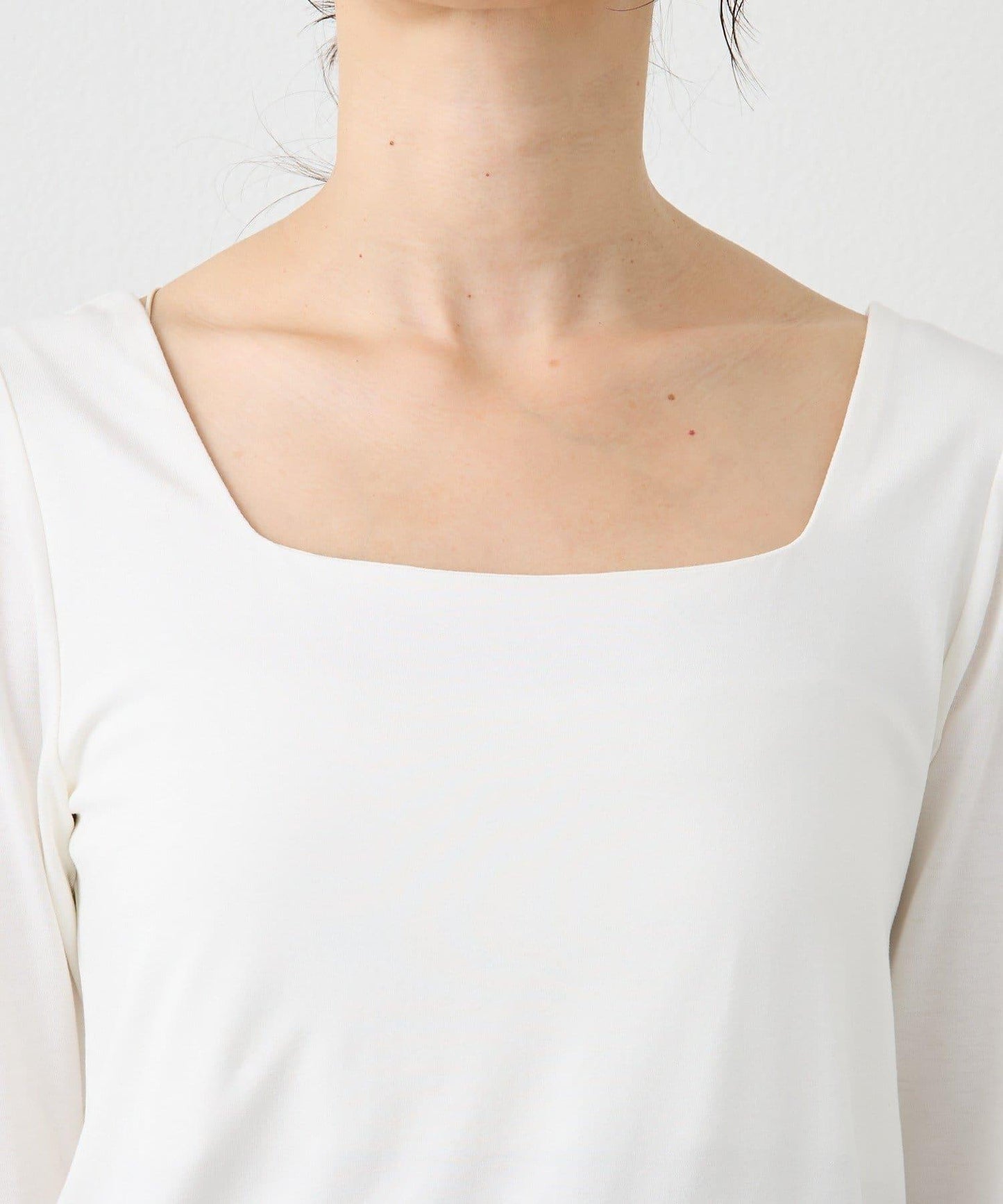 【也適合作為針織衫內搭】方領T恤