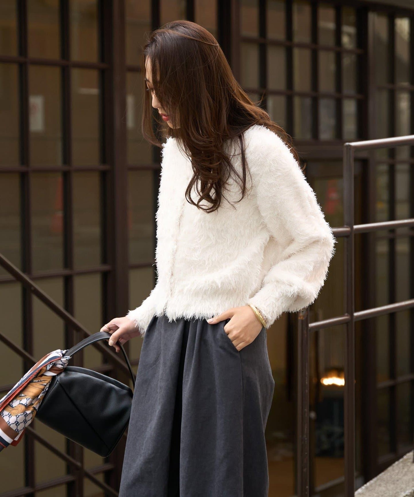 大人女性風格軟質長毛清透紐扣開衫