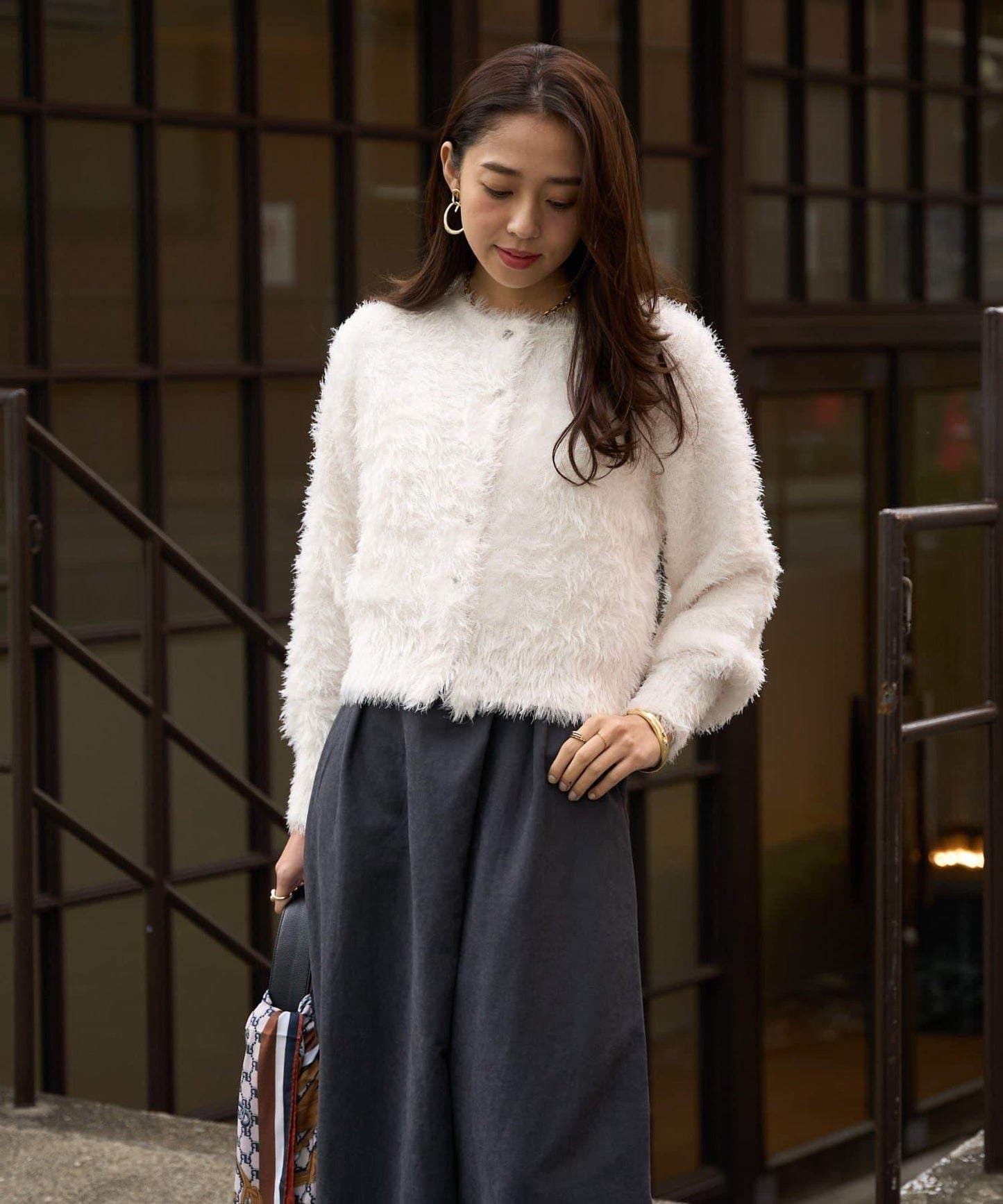 大人女性風格軟質長毛清透紐扣開衫