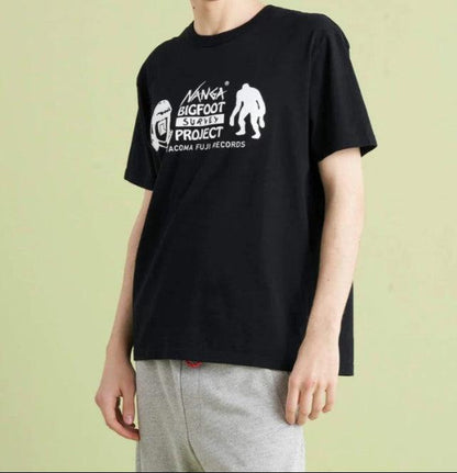 NANGA / NANGA x TACOMA FUJI RECORDS BIGFOOT SURVEY PROJECT LOGO印花短袖T恤
