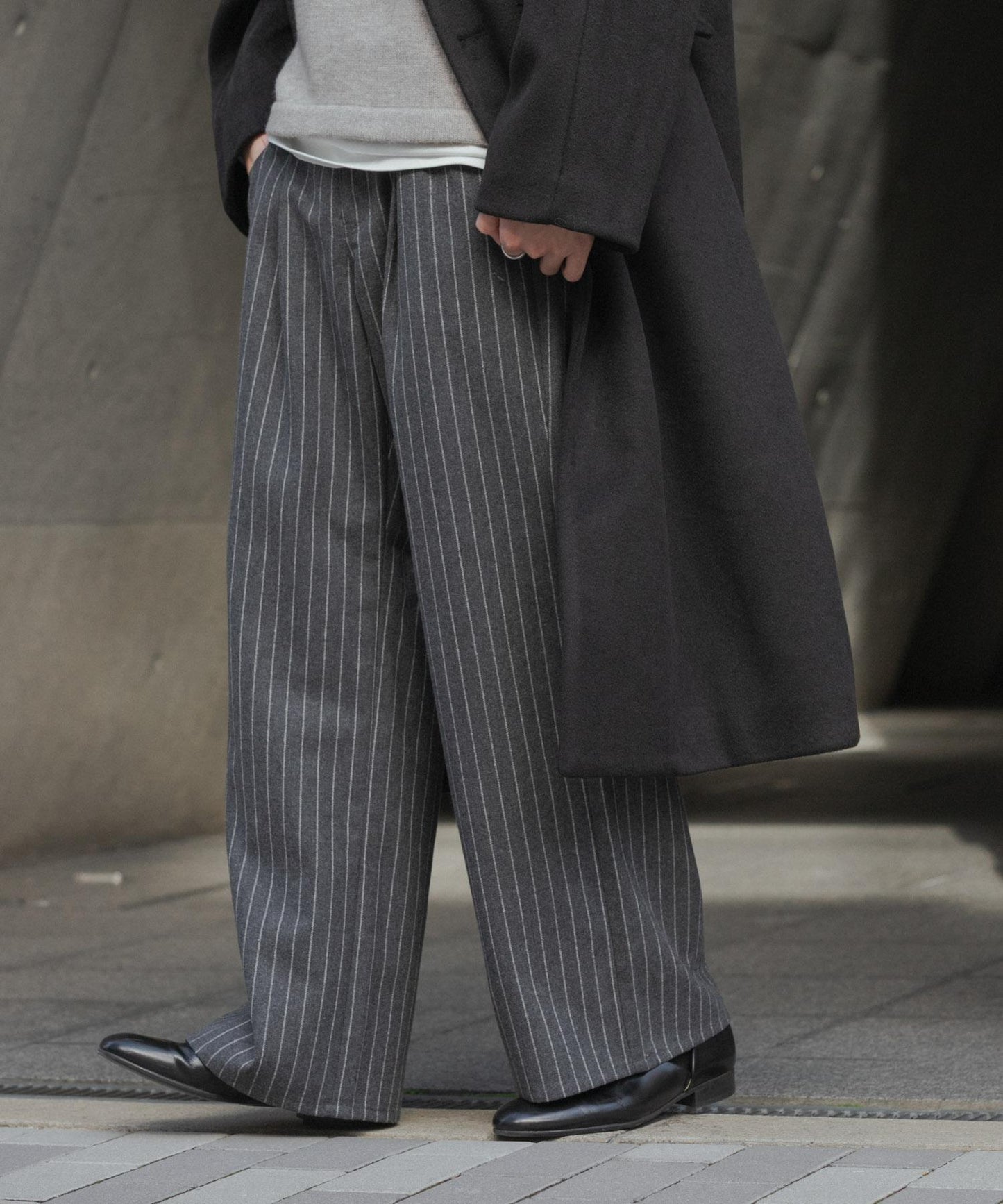 羊毛混紡弧形口袋直筒褲