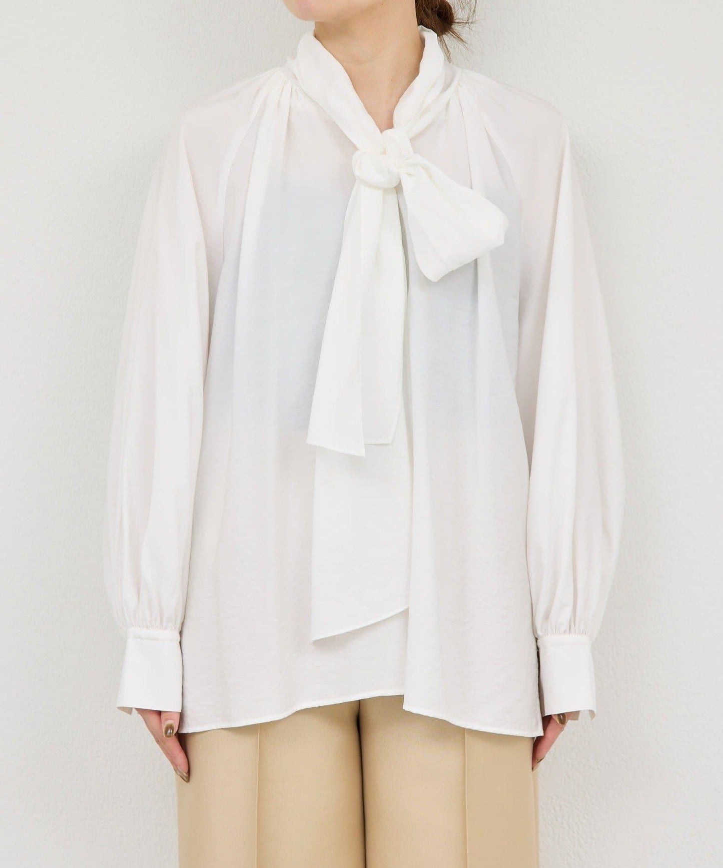 褶皺蝴蝶結領女襯衫