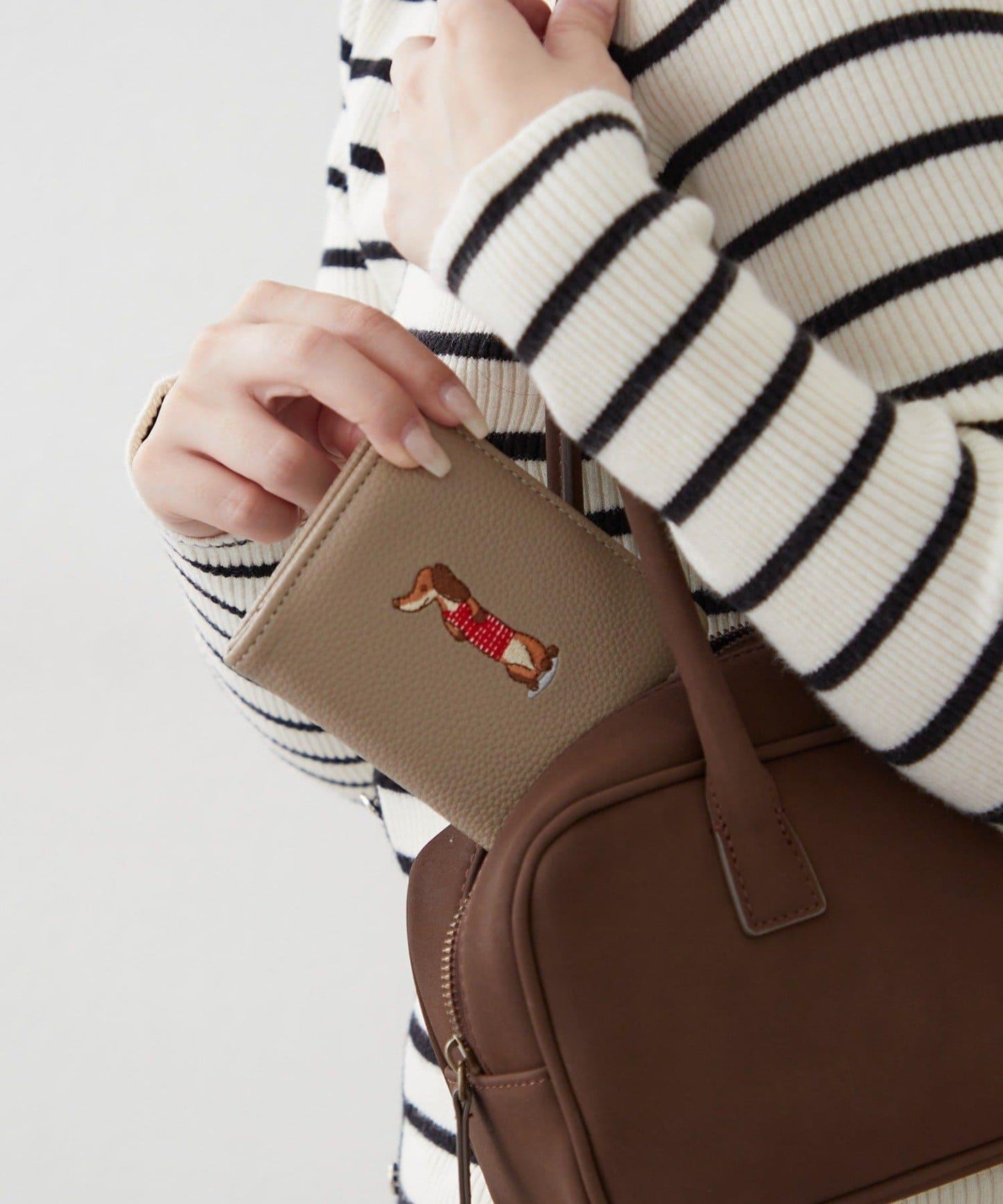 臘腸犬刺繡卡包