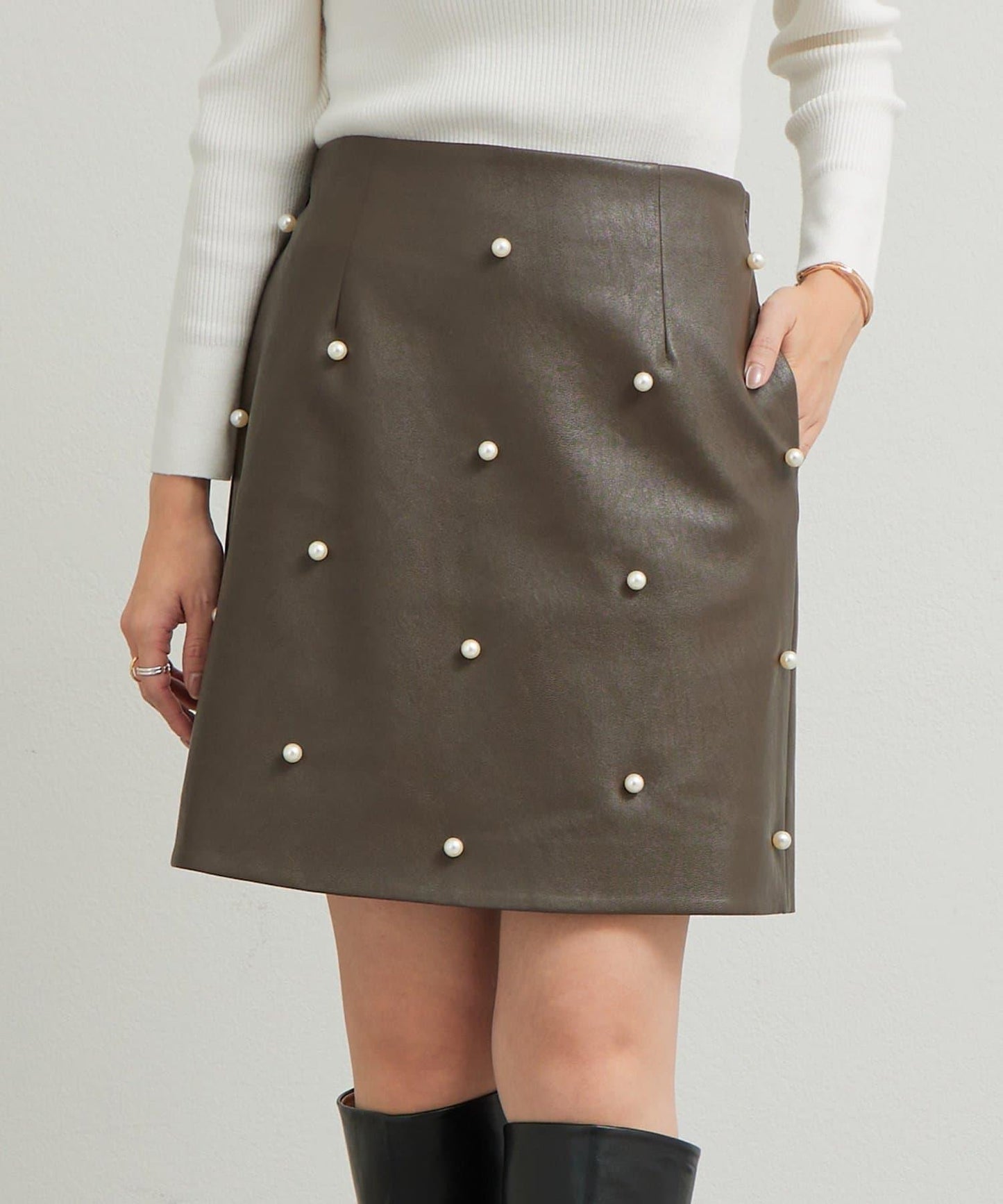 【sanaセレクト】珍珠裝飾人造皮迷你裙