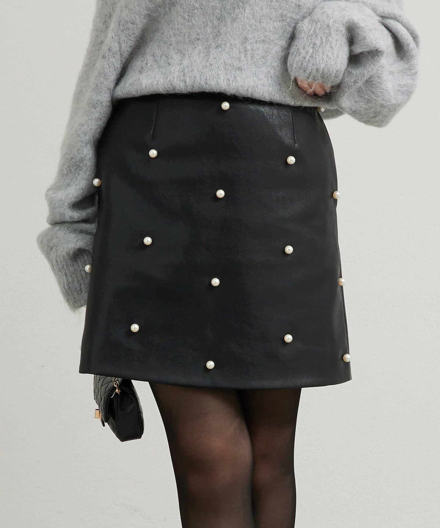 【sanaセレクト】珍珠裝飾人造皮迷你裙