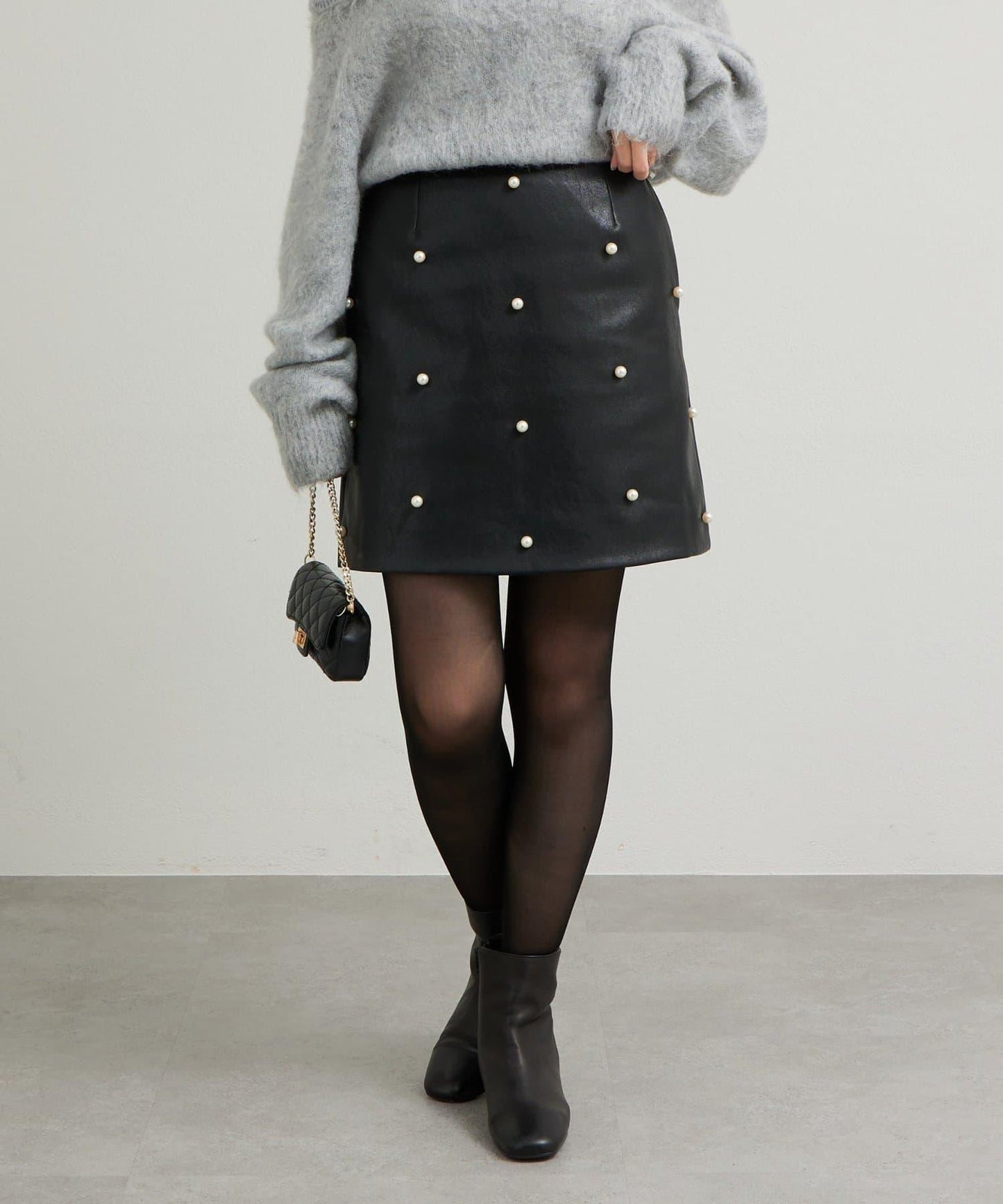 【sanaセレクト】珍珠裝飾人造皮迷你裙