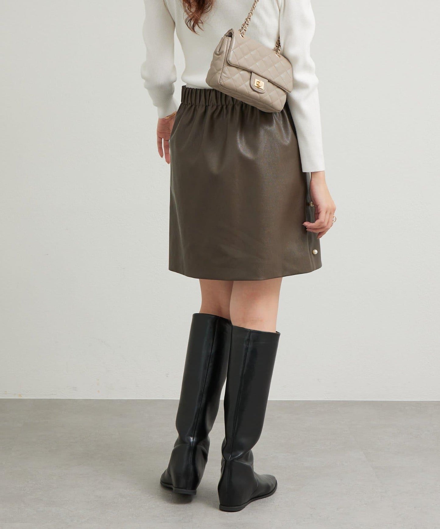 【sanaセレクト】珍珠裝飾人造皮迷你裙