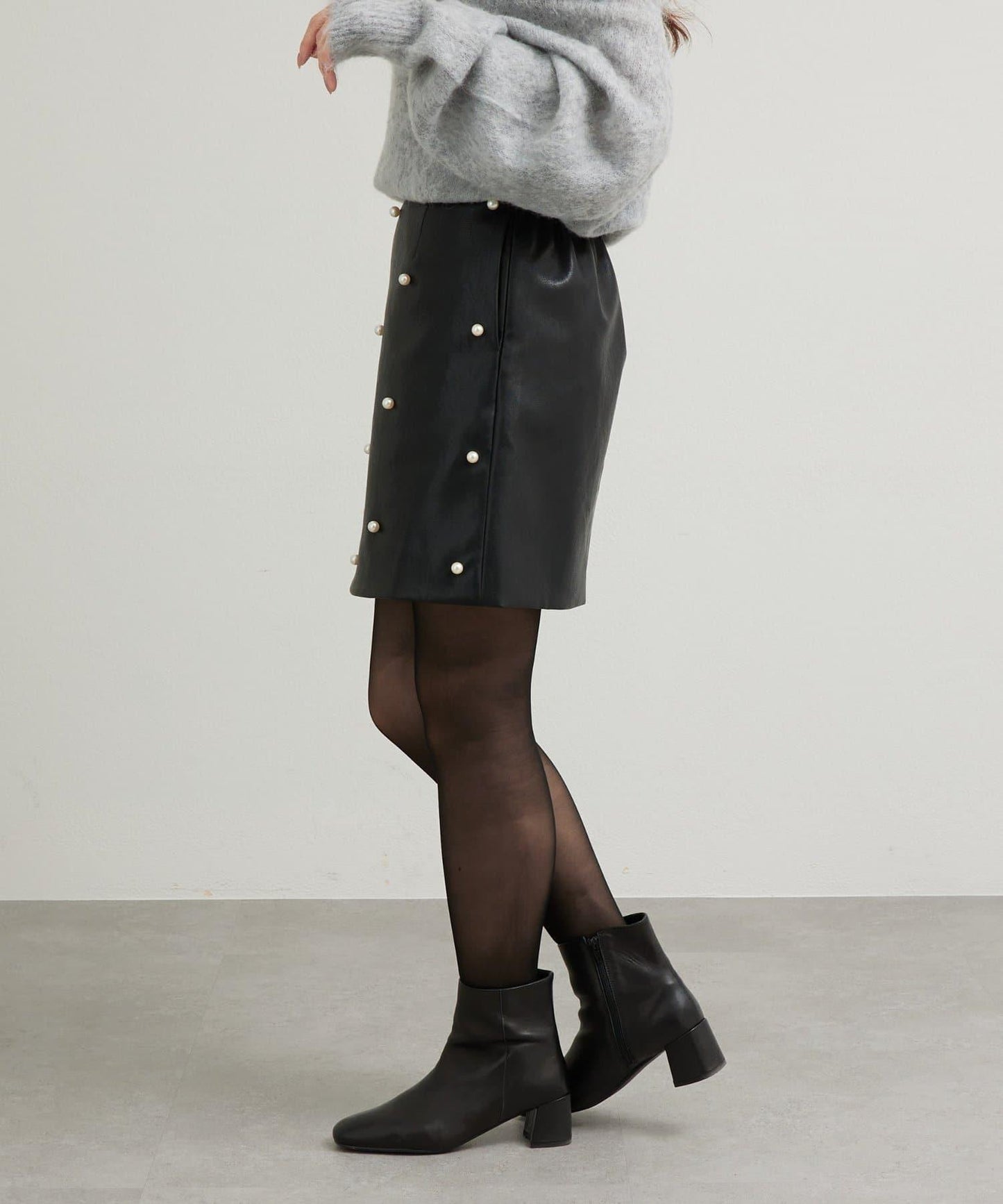 【sanaセレクト】珍珠裝飾人造皮迷你裙