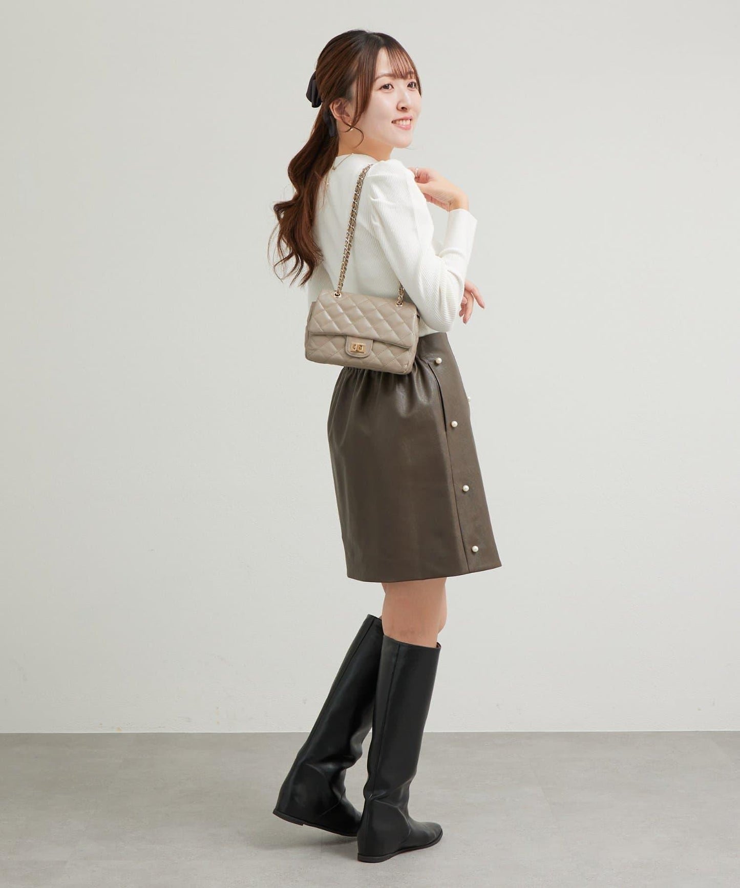 【sanaセレクト】珍珠裝飾人造皮迷你裙