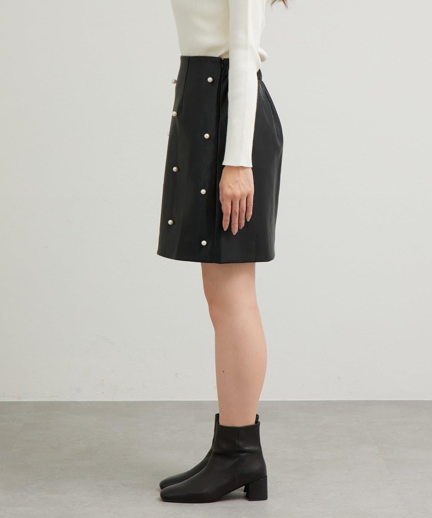 【sanaセレクト】珍珠裝飾人造皮迷你裙