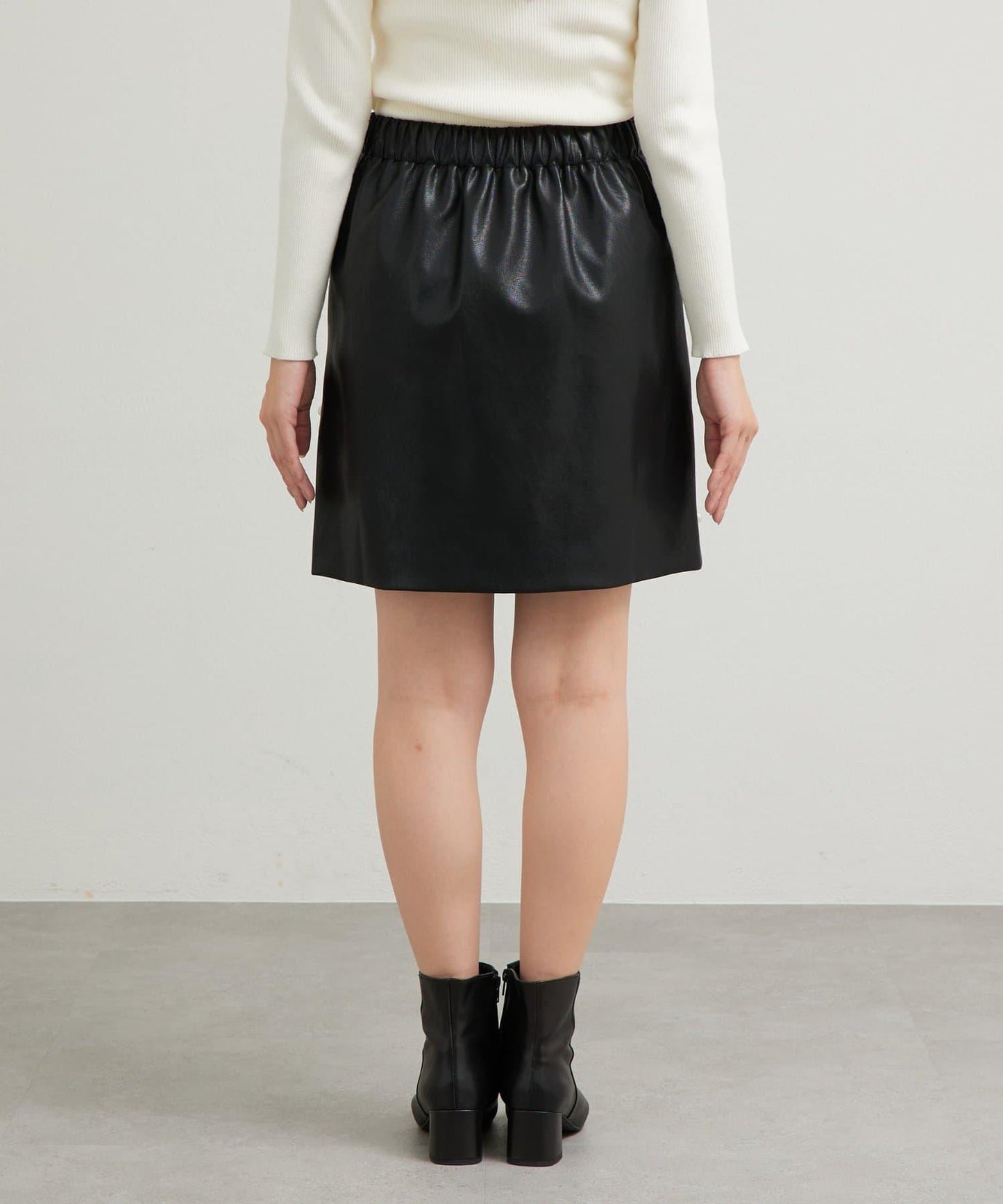 【sanaセレクト】珍珠裝飾人造皮迷你裙