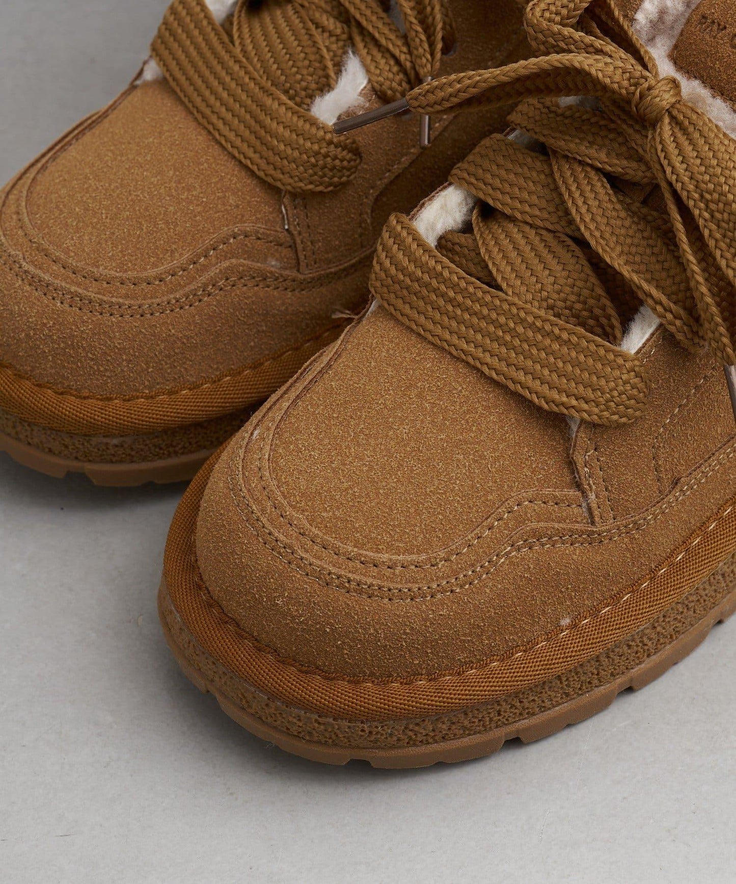 帶羔毛麂皮休閒鞋