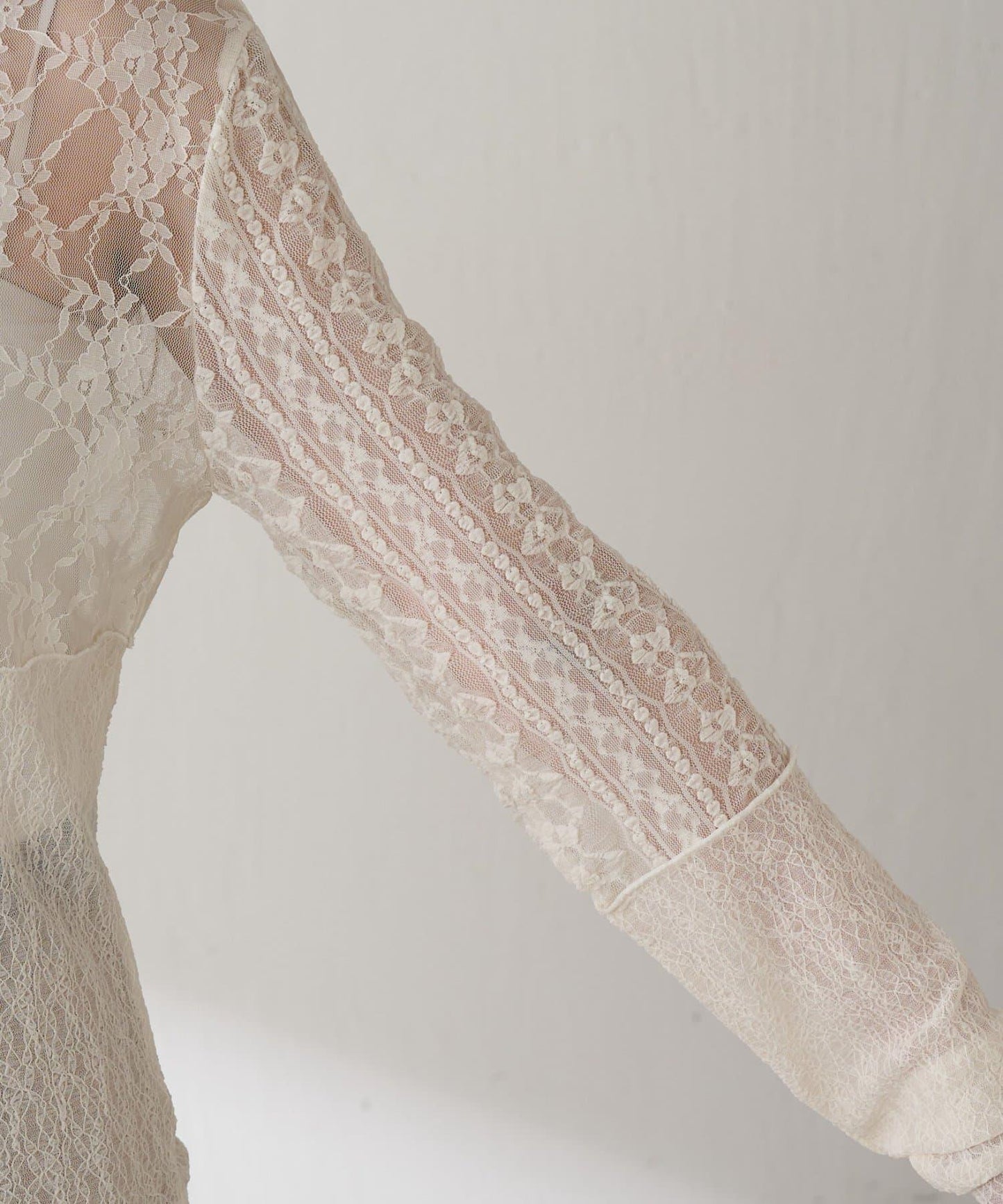 【疊穿推薦】Qanos蕾絲拼接長袖T恤