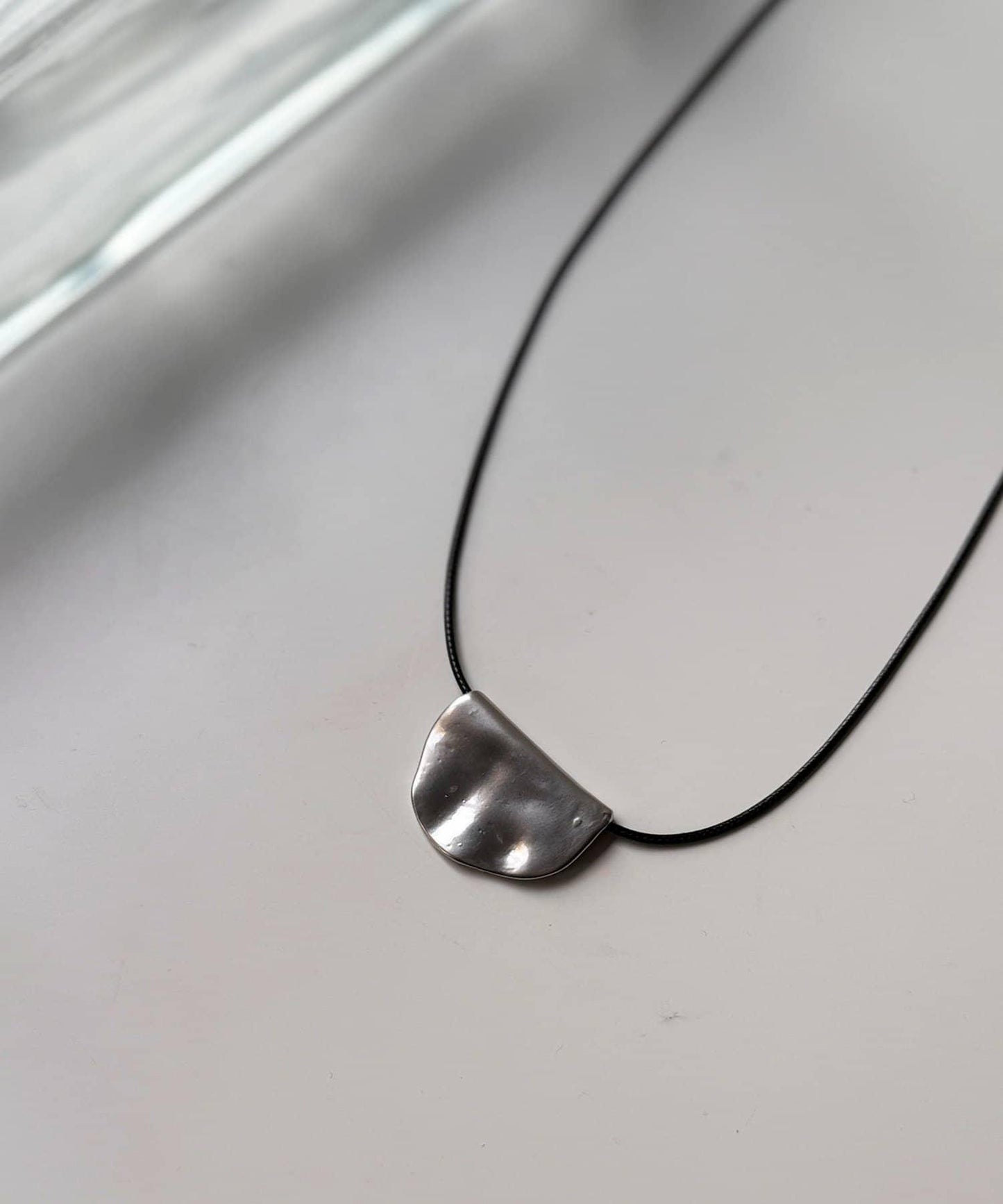 半月形吊墜項鍊