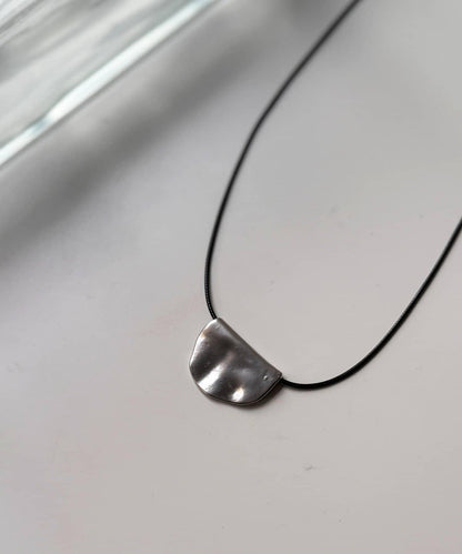 半月形吊墜項鍊