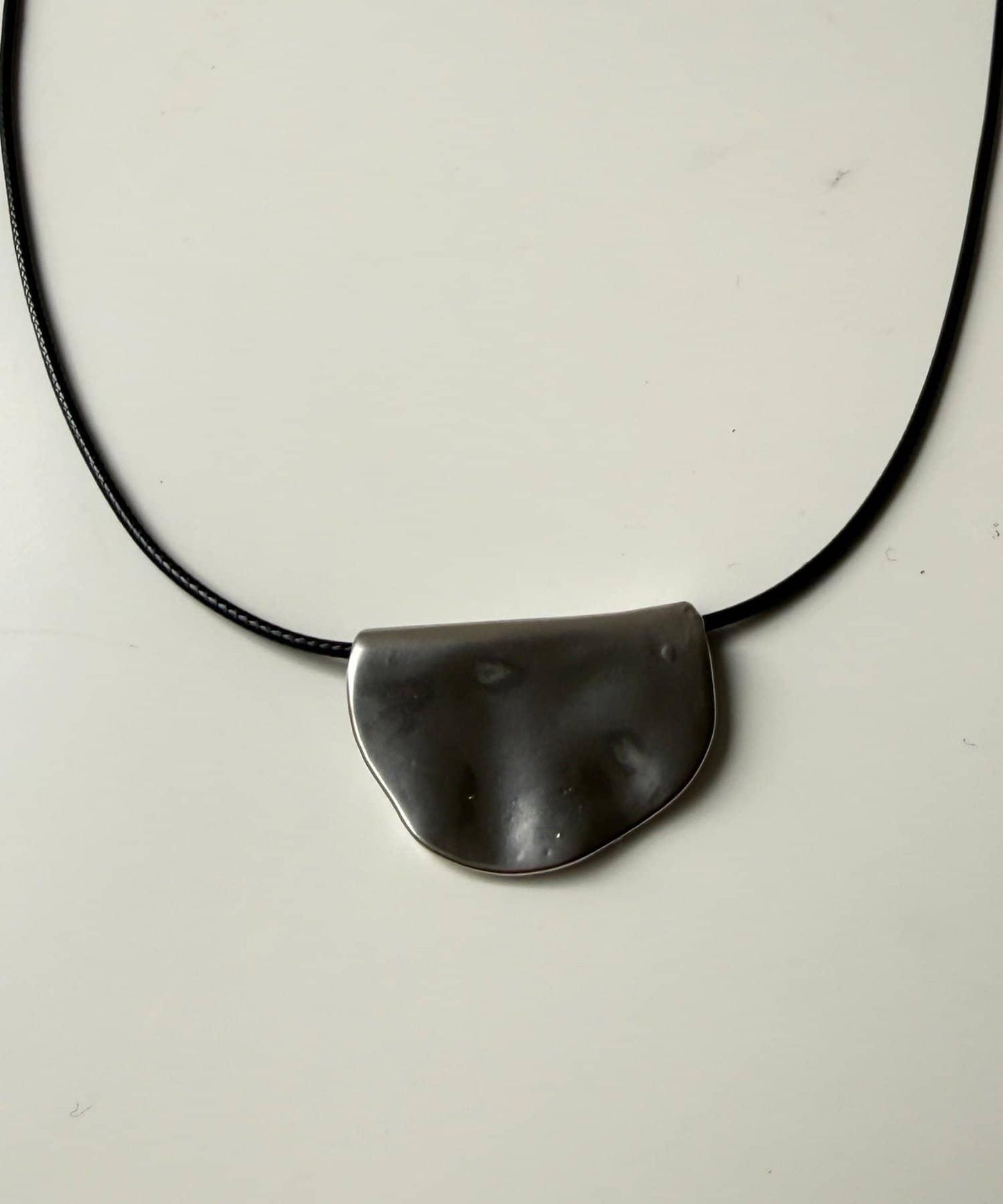 半月形吊墜項鍊