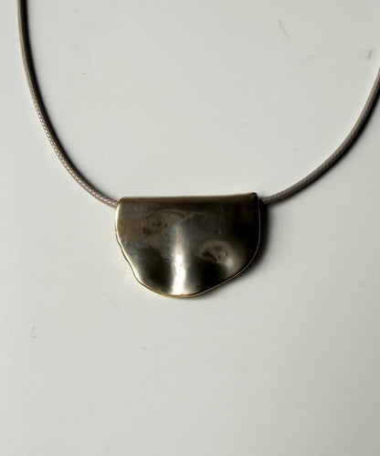 半月形吊墜項鍊