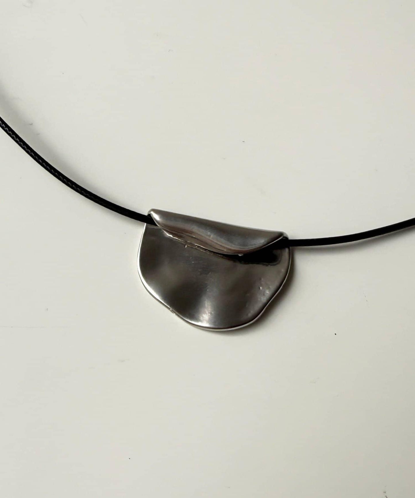 半月形吊墜項鍊