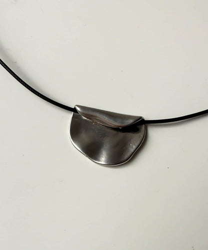 半月形吊墜項鍊