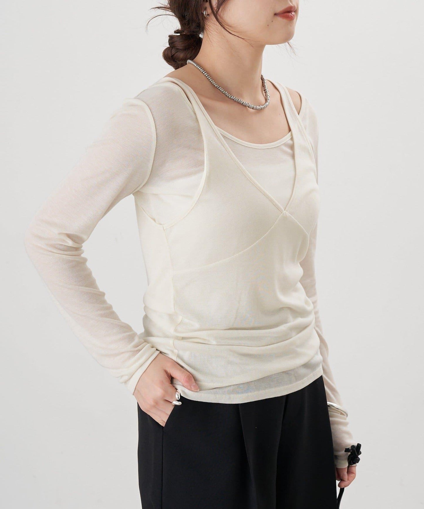 吊帶背心疊穿長袖T恤