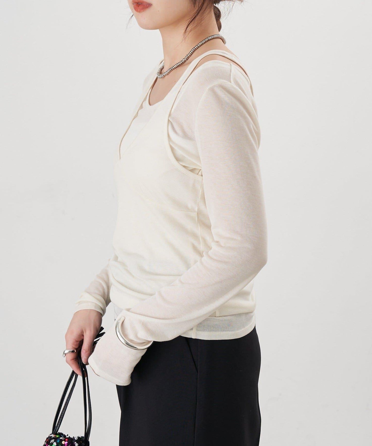 吊帶背心疊穿長袖T恤