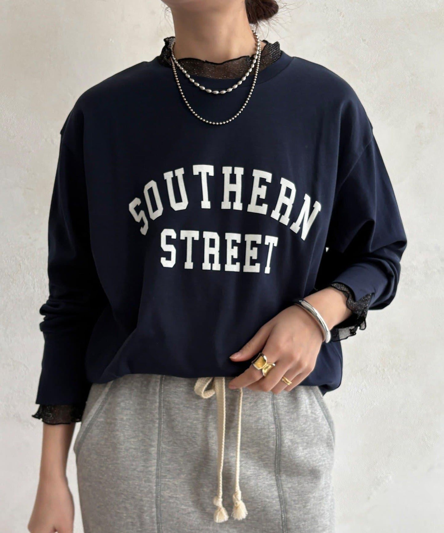 植絨字母疊穿上衣